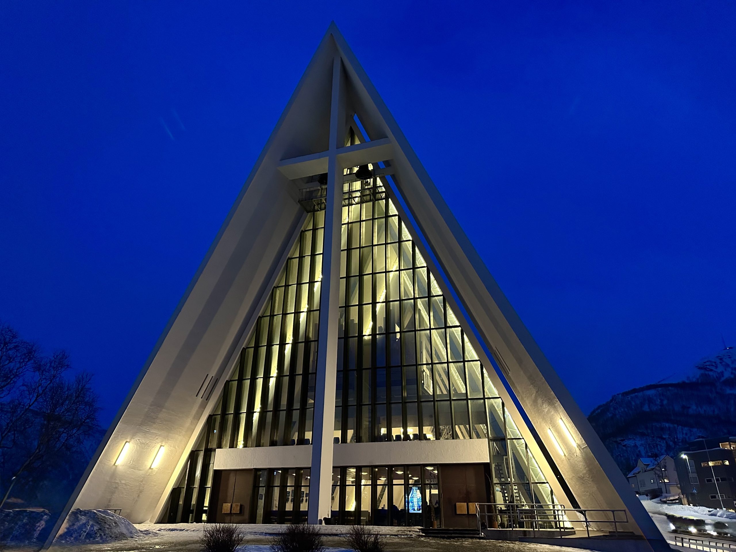 Catedral del Ártico de Tromsø iluminada de noche con cielo azul intenso