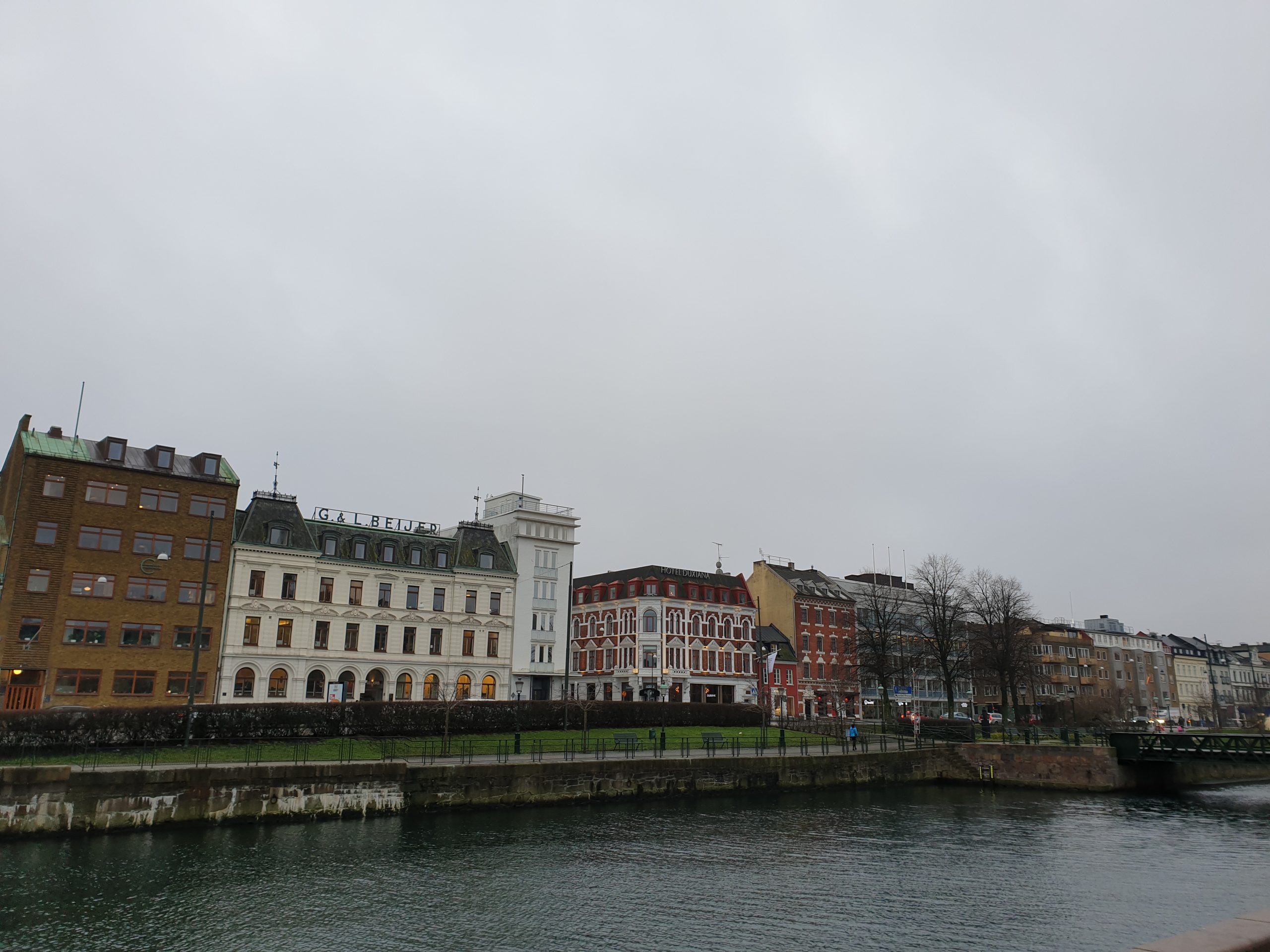 canal de malmö suecia con arquitectura tradicional y paseo urbano