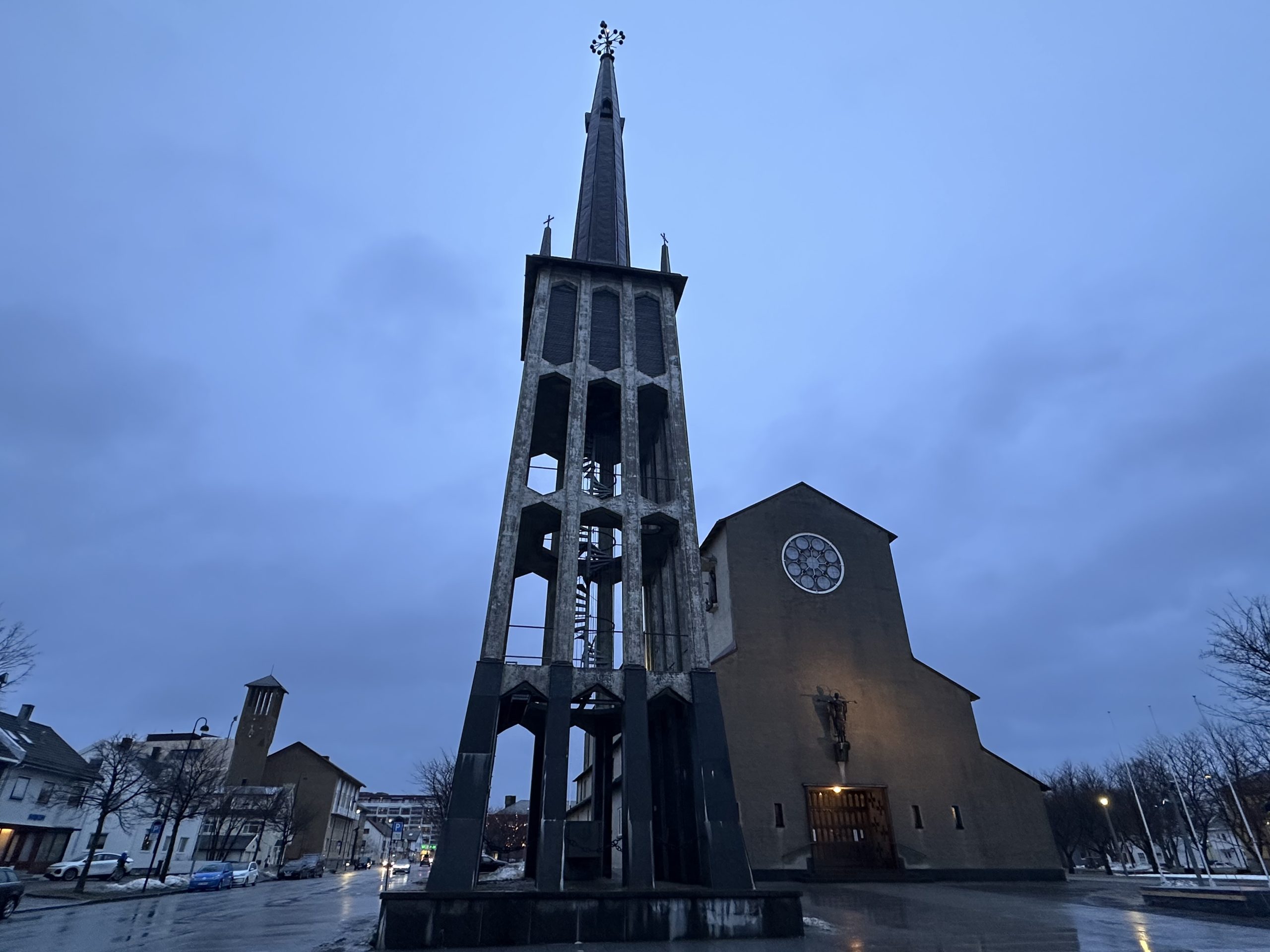 Catedral de Bodø al anochecer en el centro de la ciudad