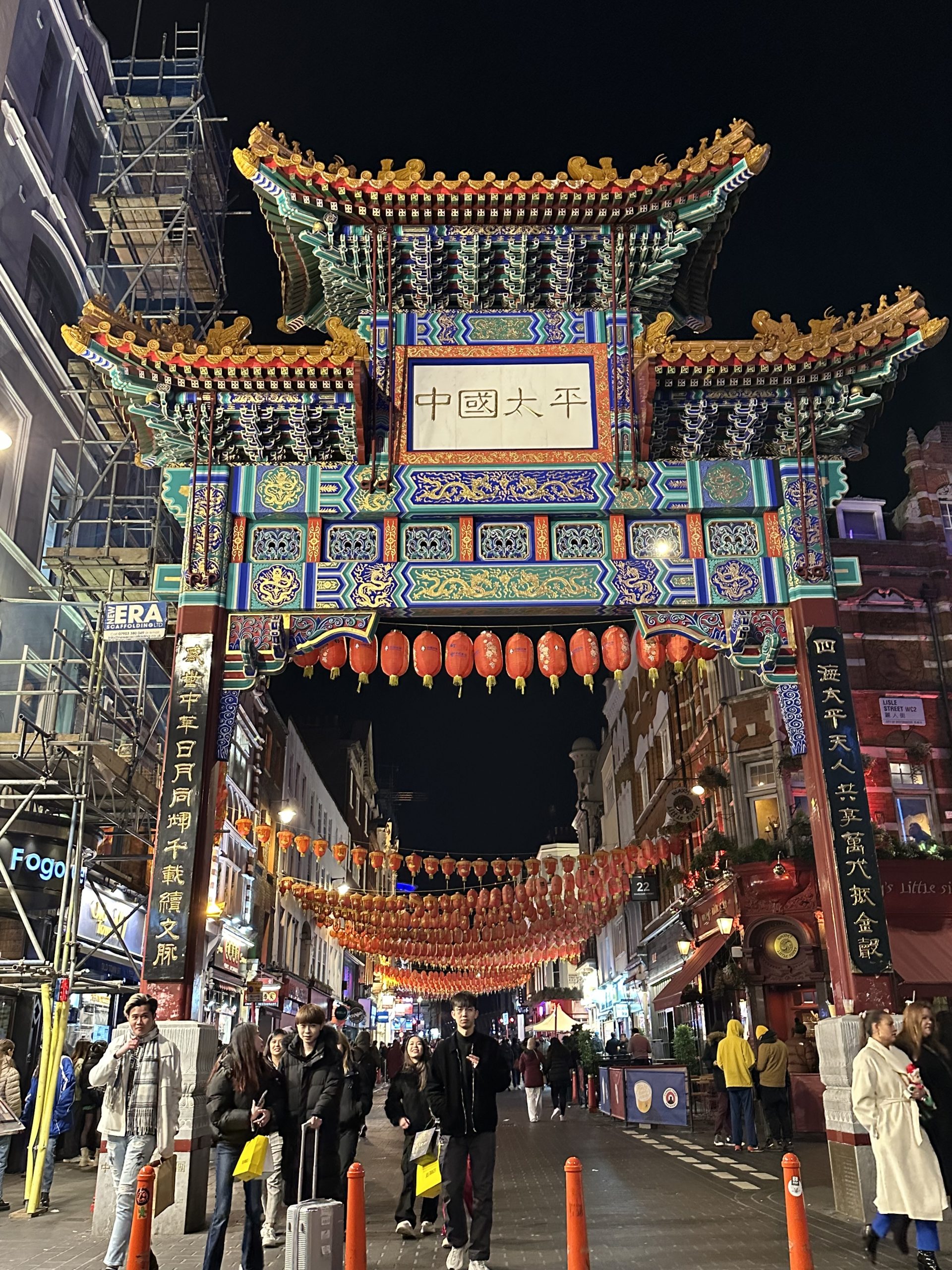 Puerta de Chinatown iluminada de noche en Londres