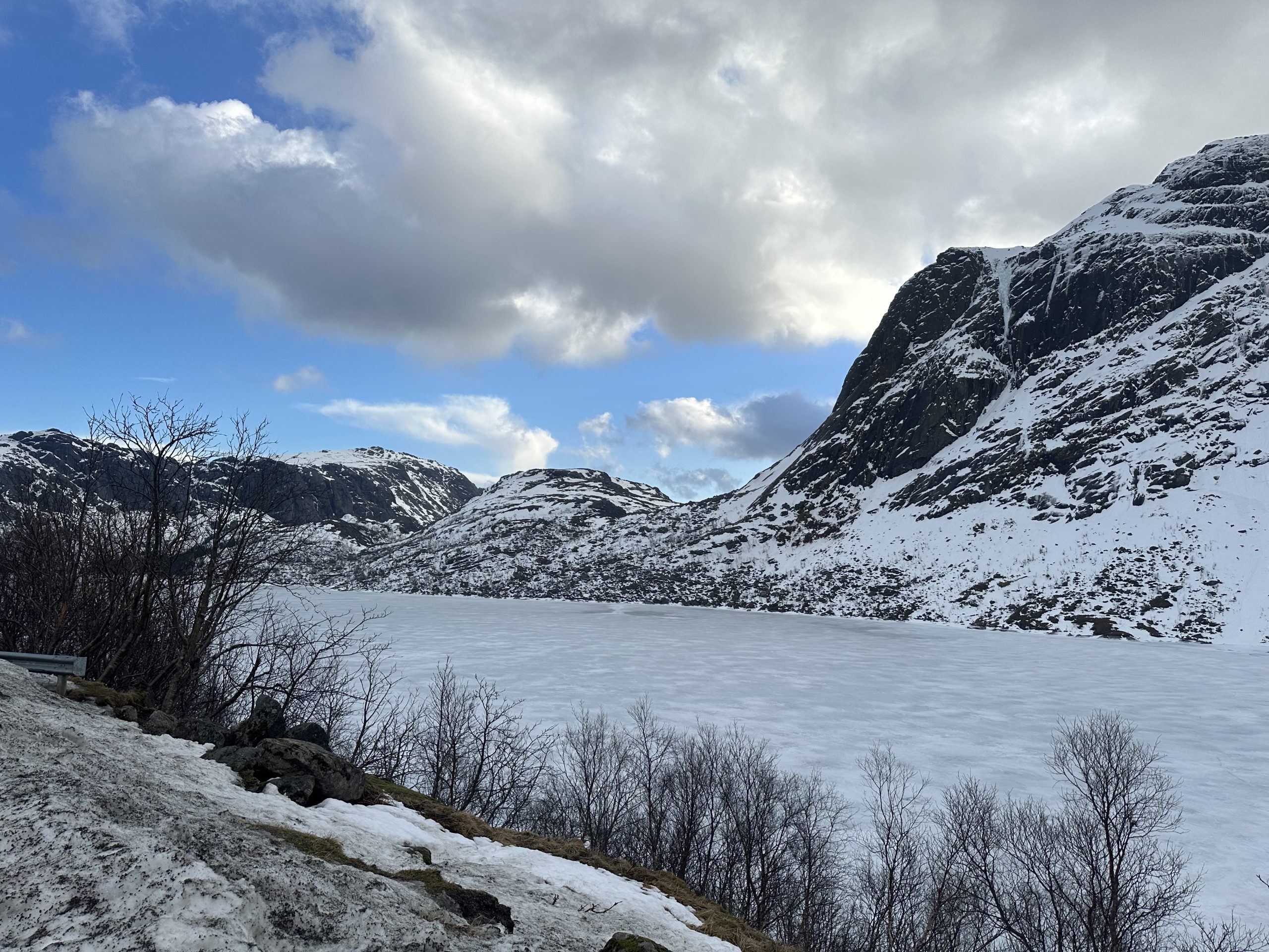 Lago congelado entre montañas nevadas en Lofoten
