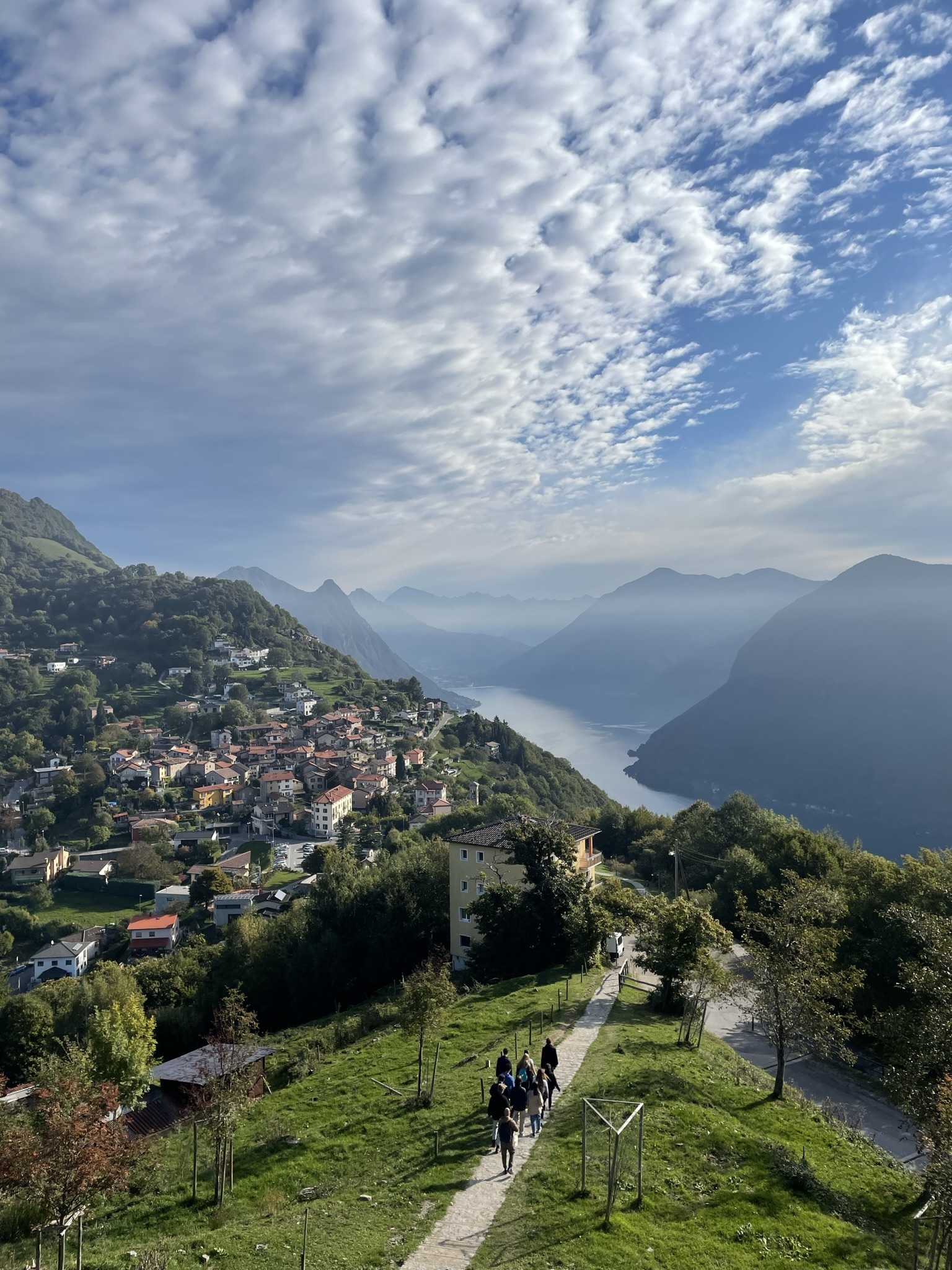 lugano vista desde monte bre con pueblo y lago suiza