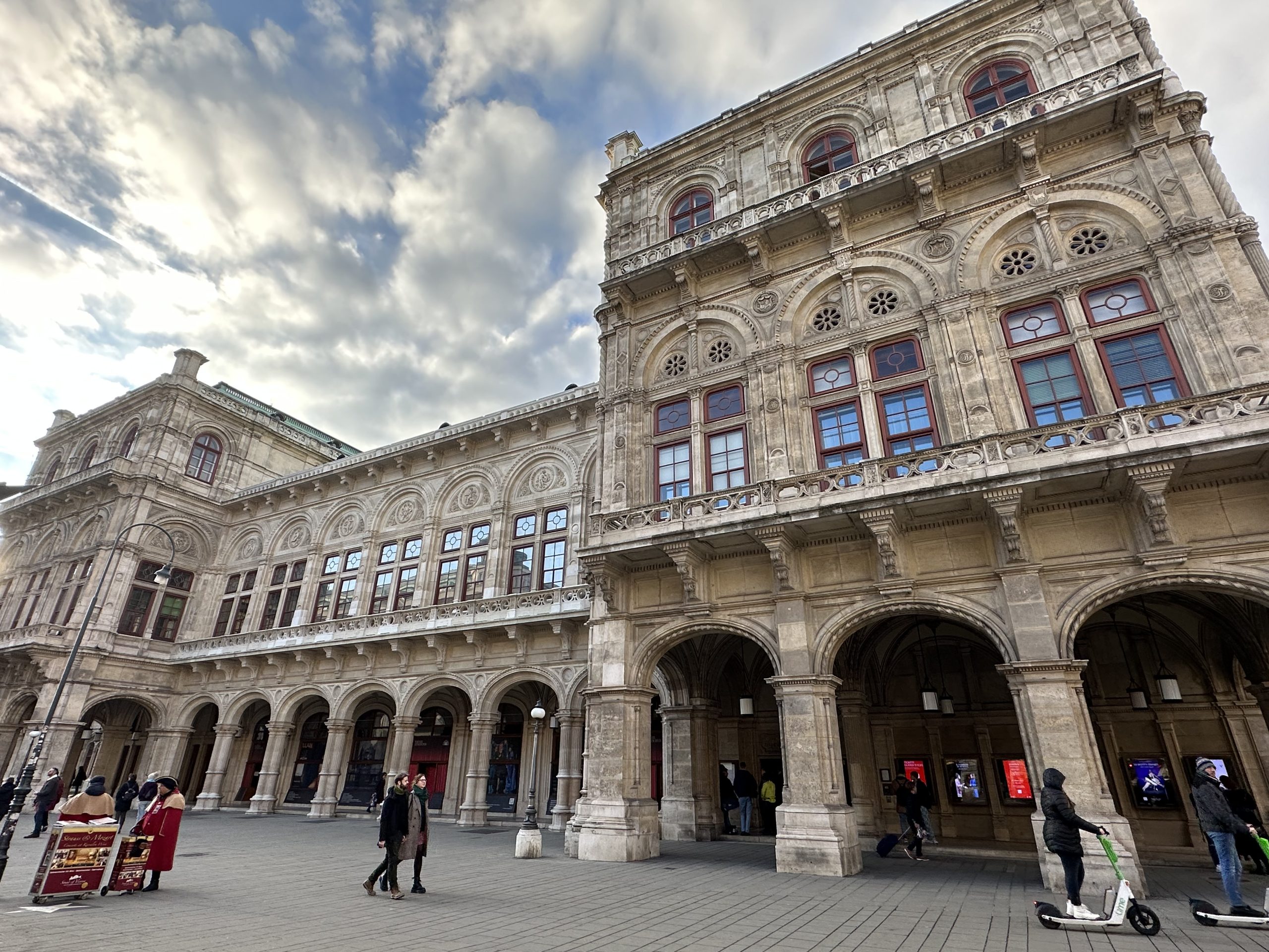 Fachada de la Ópera Estatal de Viena