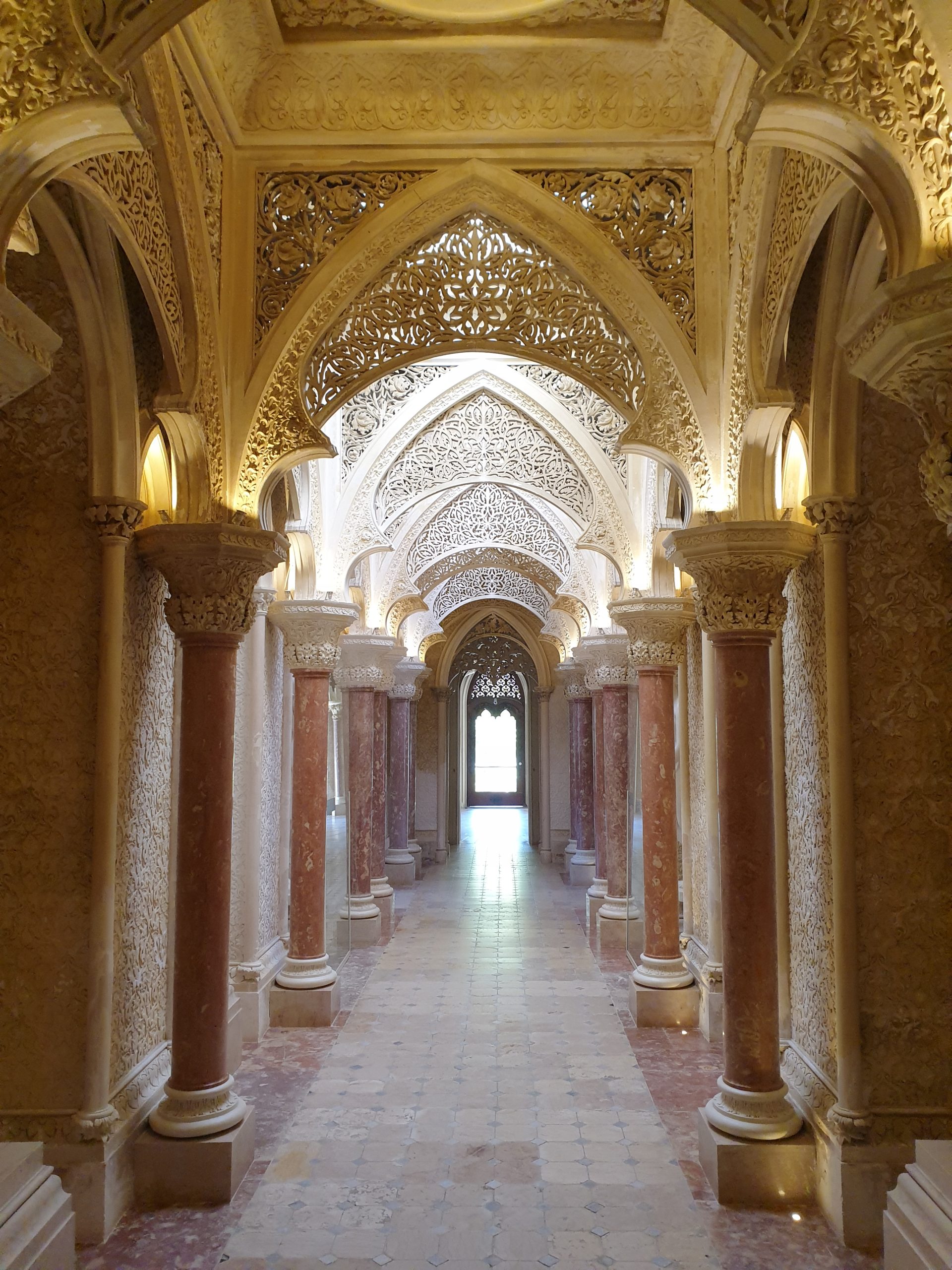 Interior del Palacio de Monserrate en Sintra con arcos y decoración histórica