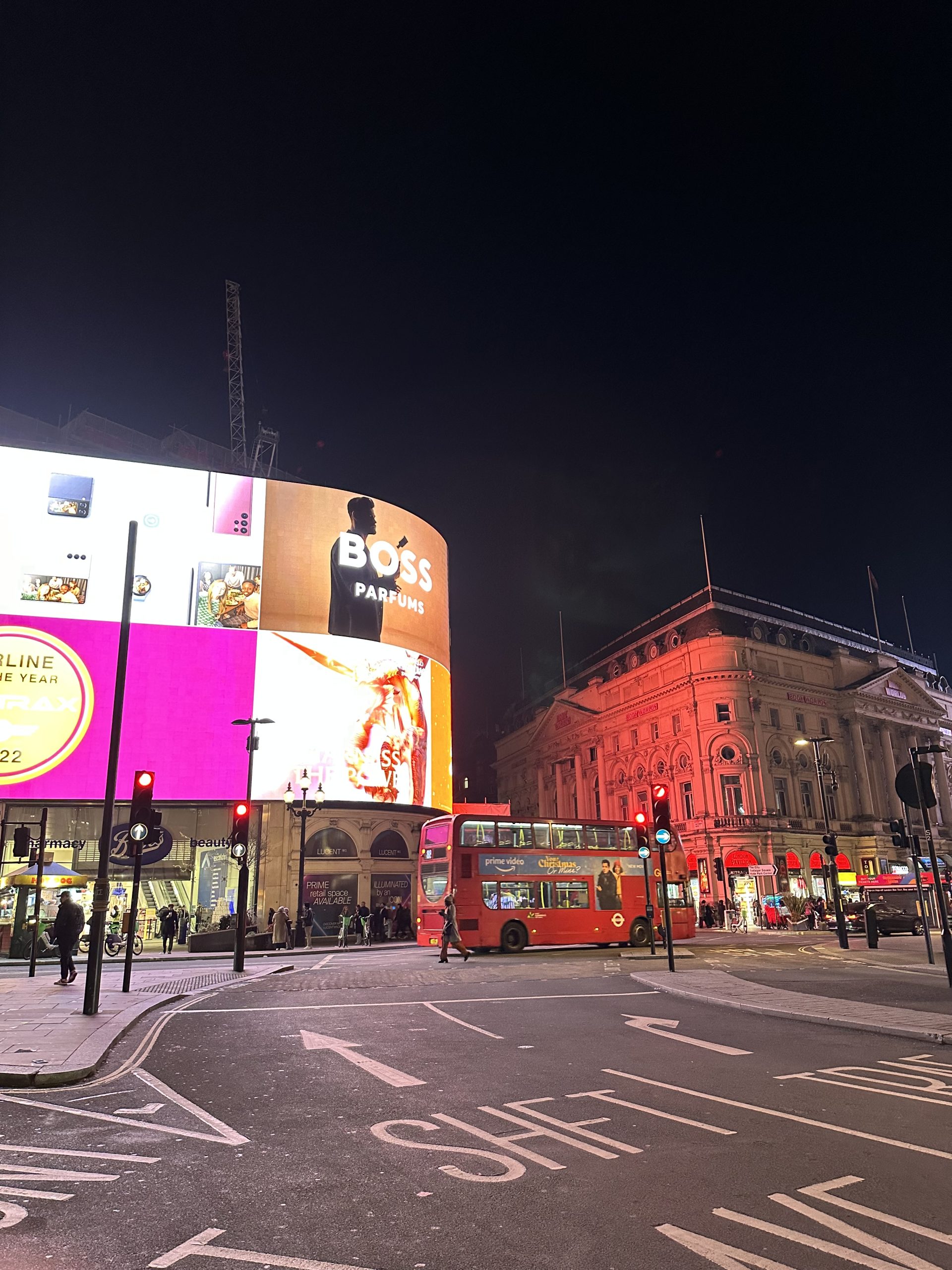Piccadilly Circus de noche en Londres