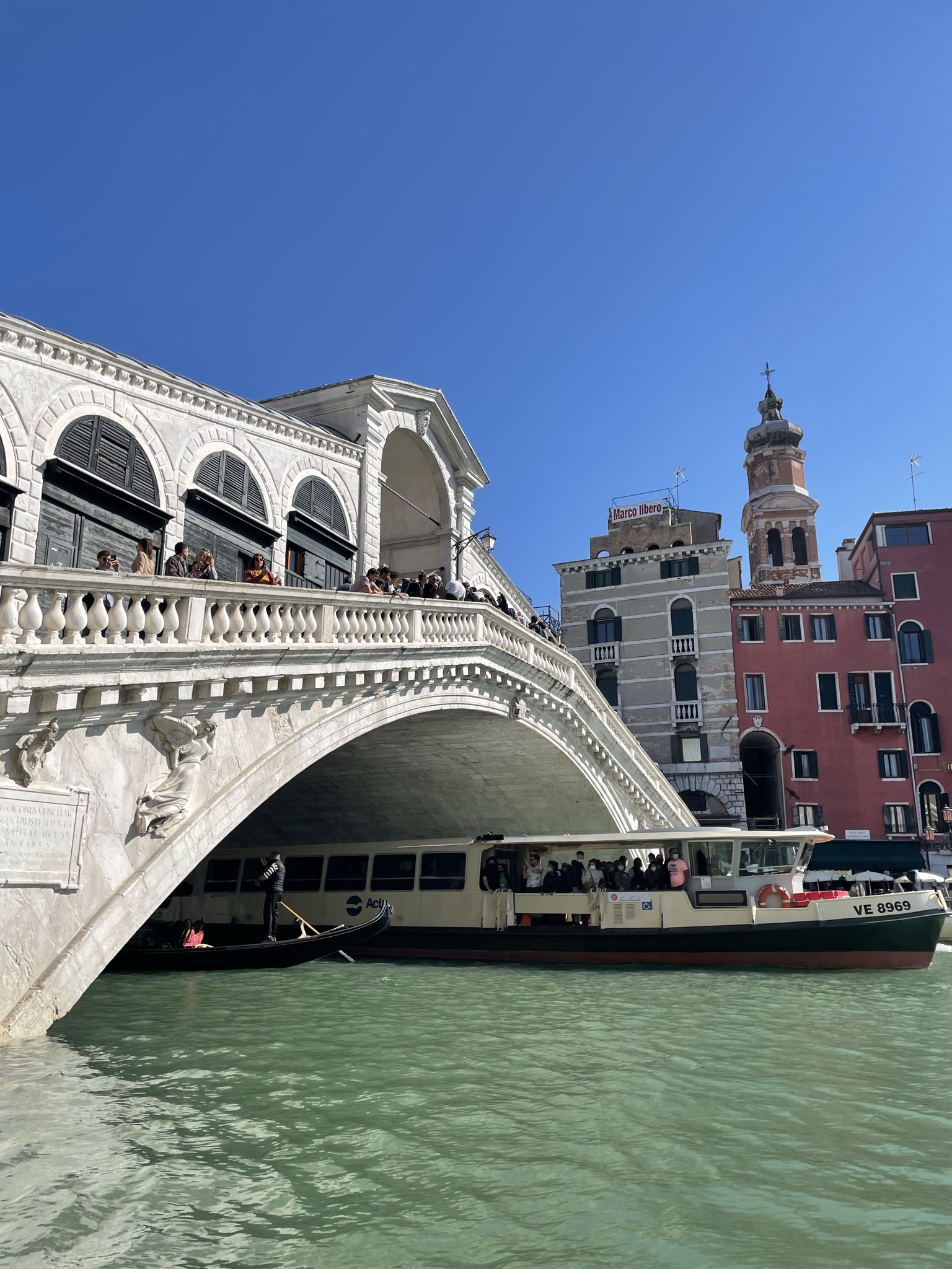 puente rialto venecia con barcos y canal
