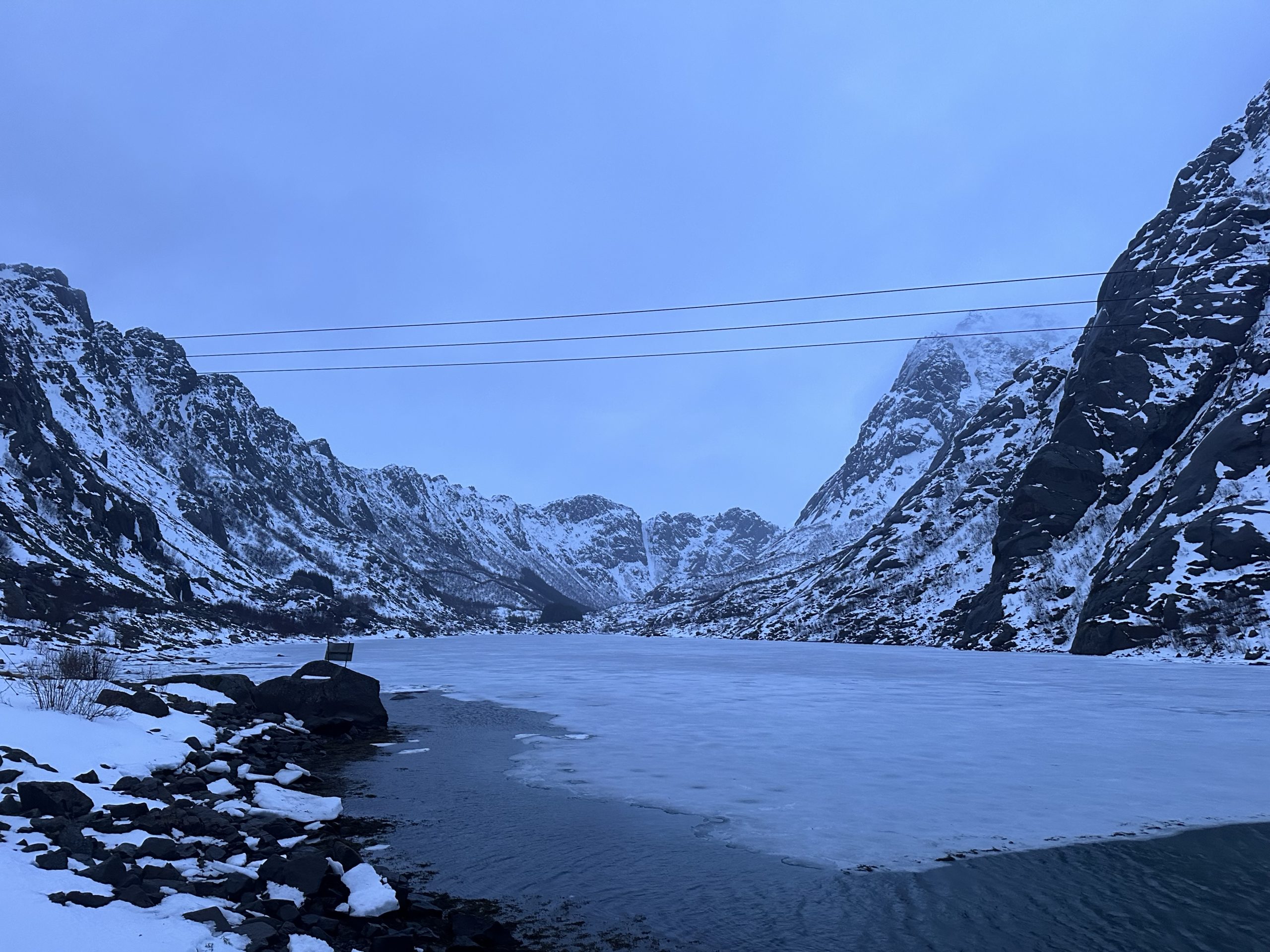 Montañas nevadas en las Islas Lofoten