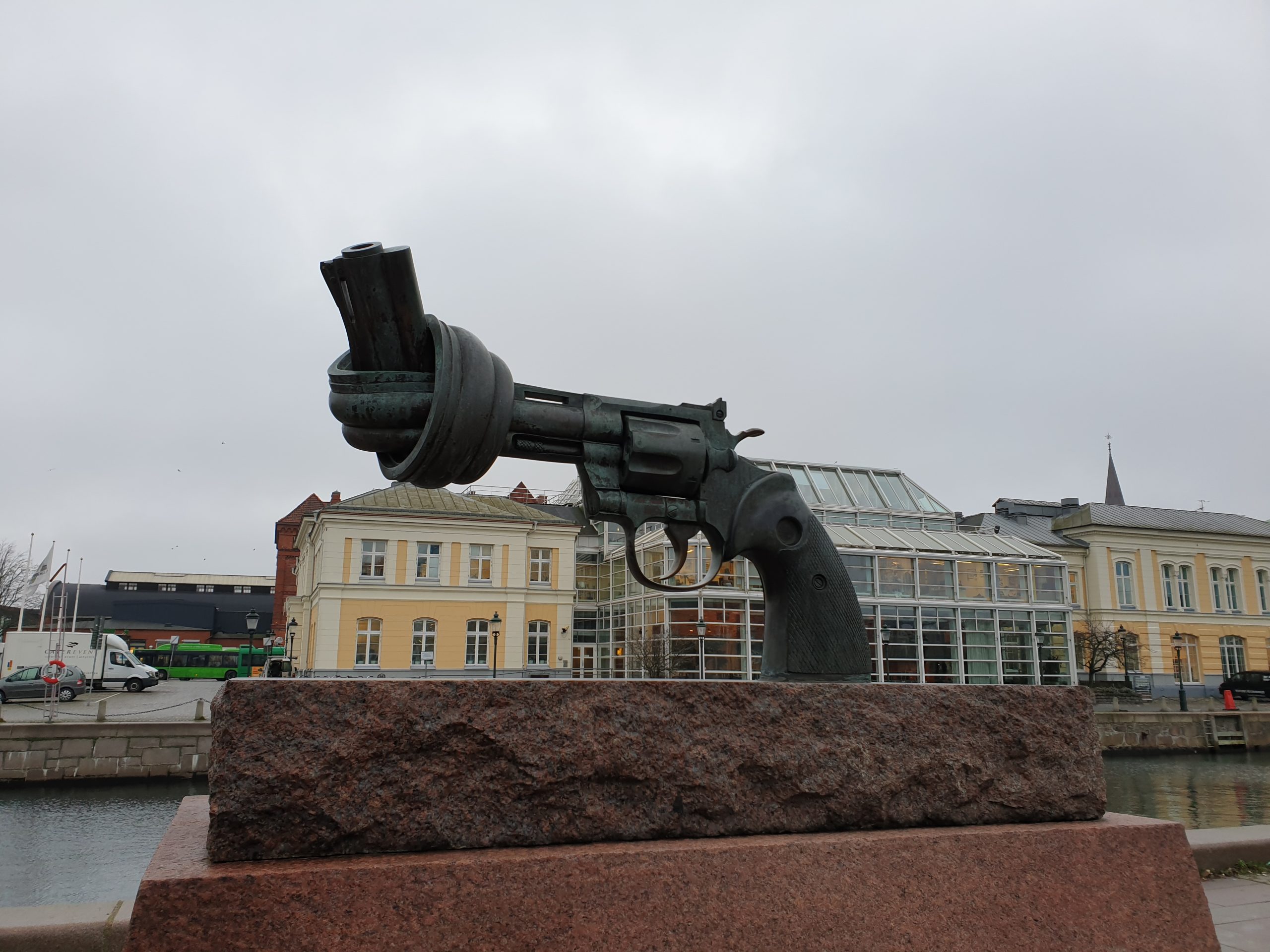 the knotted gun malmö suecia escultura arma anudada símbolo paz