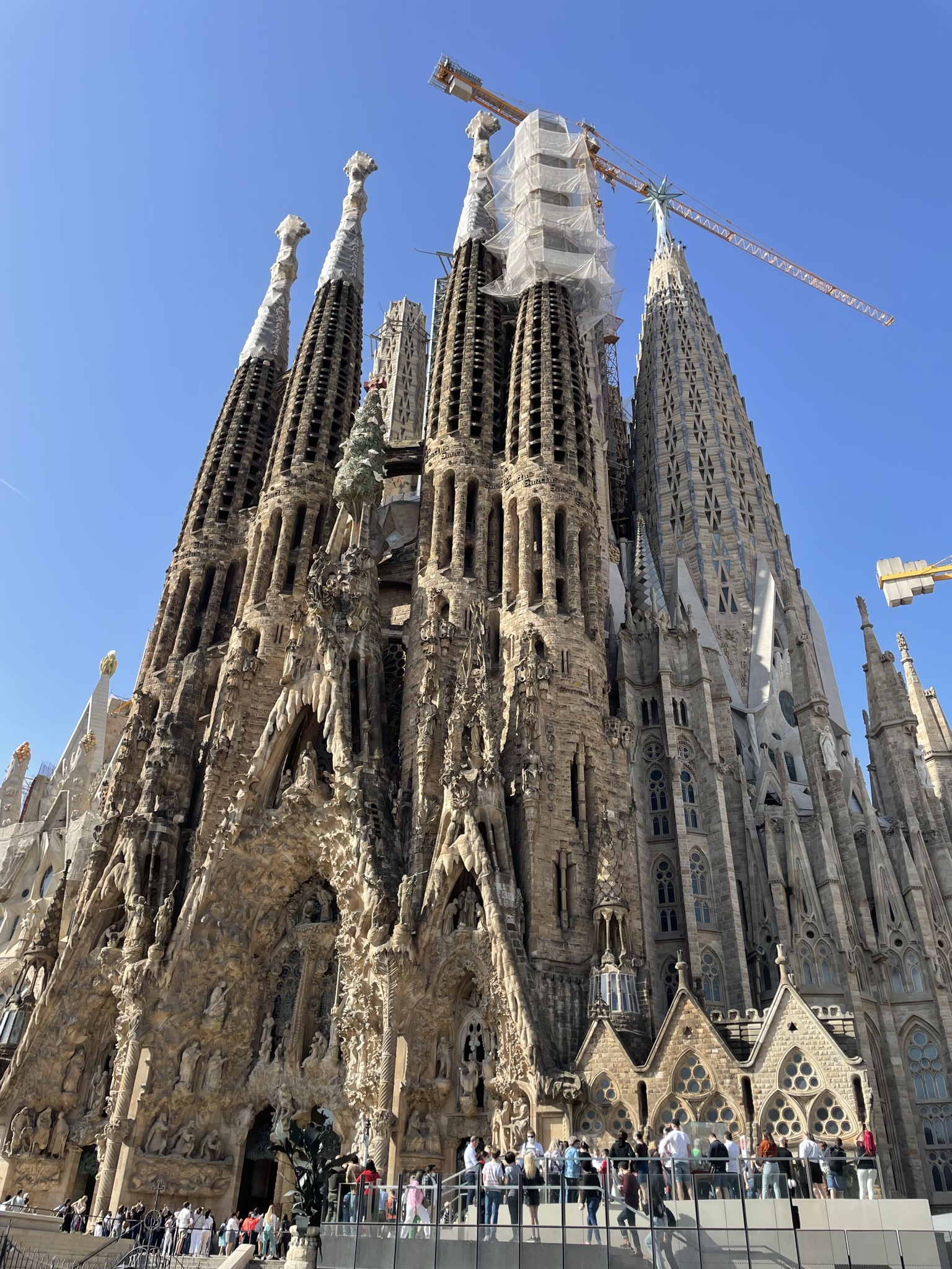 Fachada de la Sagrada Familia de Barcelona con sus torres y detalles modernistas