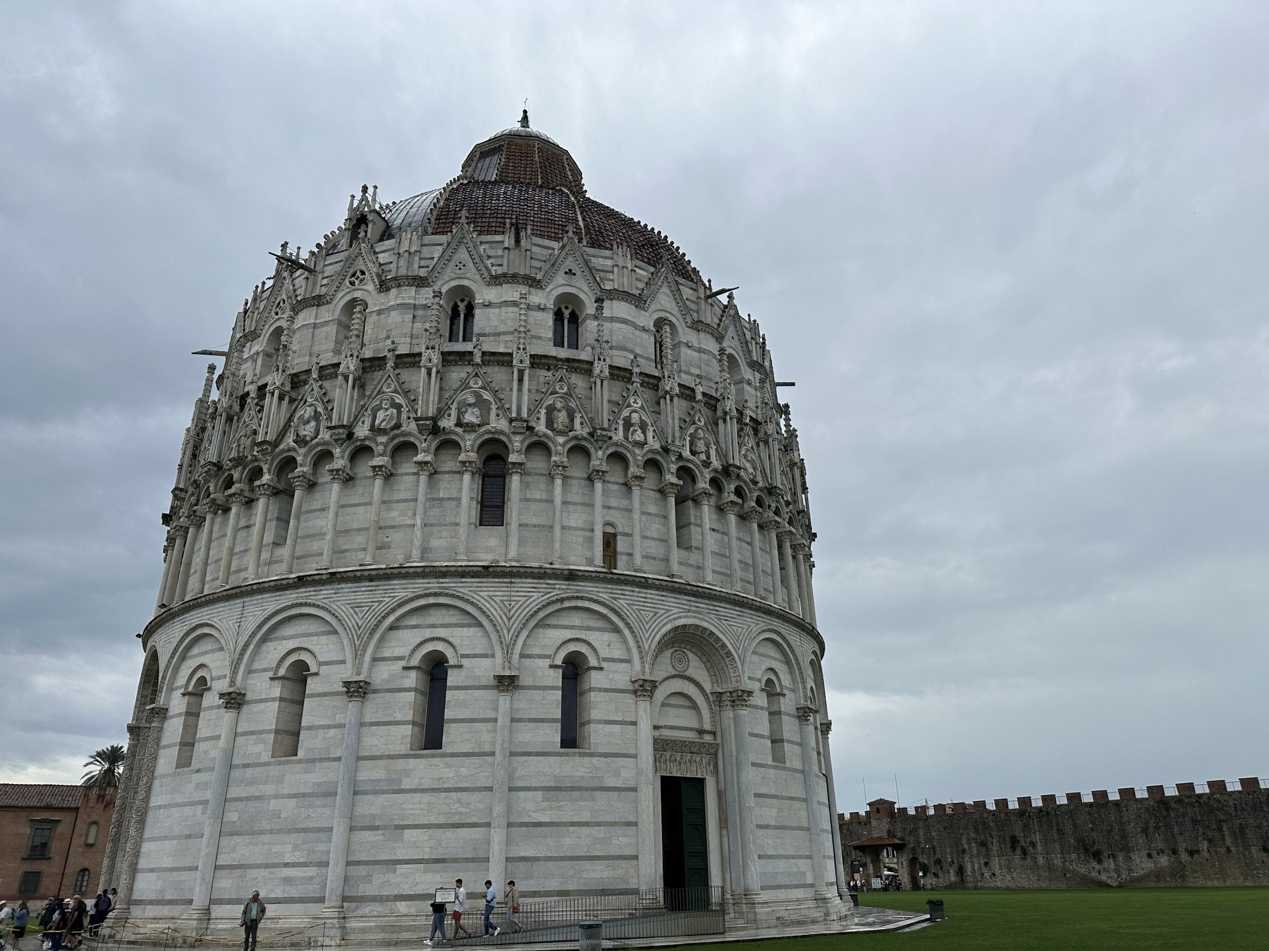 Baptisterio de Pisa en la Piazza dei Miracoli, el baptisterio más grande de Italia.