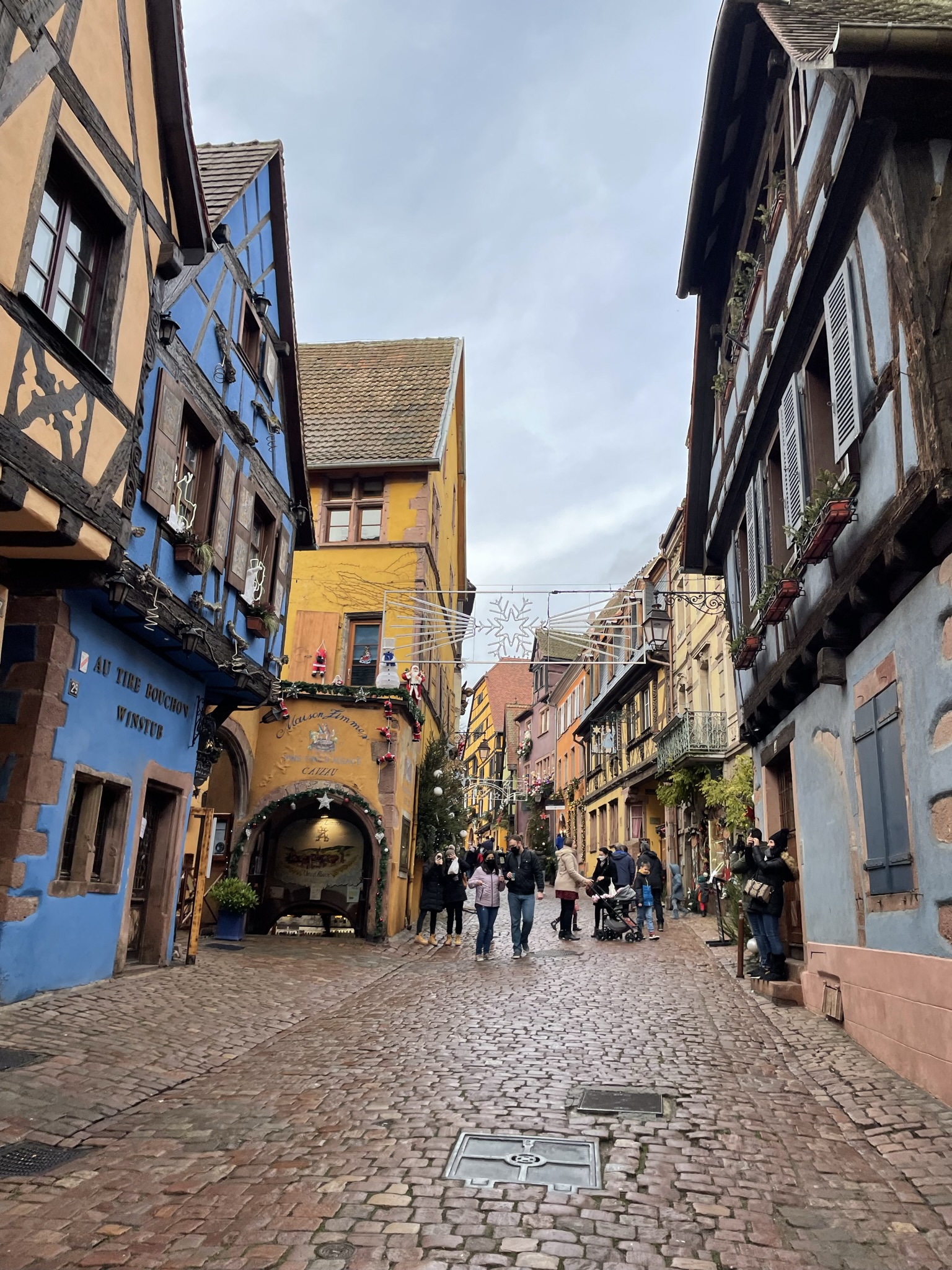 Calle de colores en Riquewihr con casas alsacianas tradicionales, parada imprescindible en una ruta por la Alsacia.
