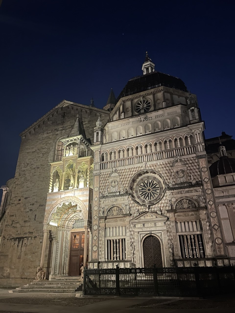 Cappella Colleoni y Basílica de Santa Maria Maggiore iluminadas de noche en Bérgamo Alta