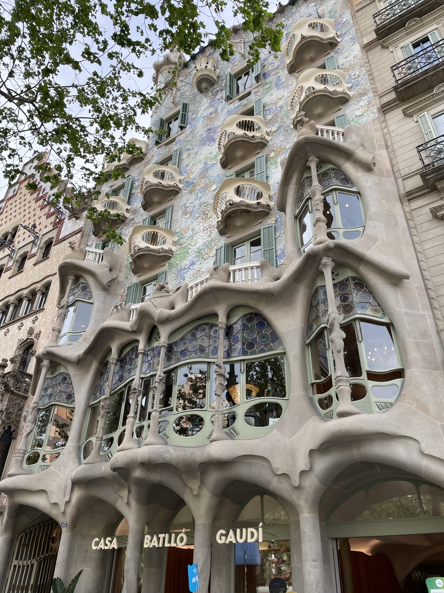 Casa Batlló de Gaudí en Barcelona con su fachada modernista y balcones ondulados