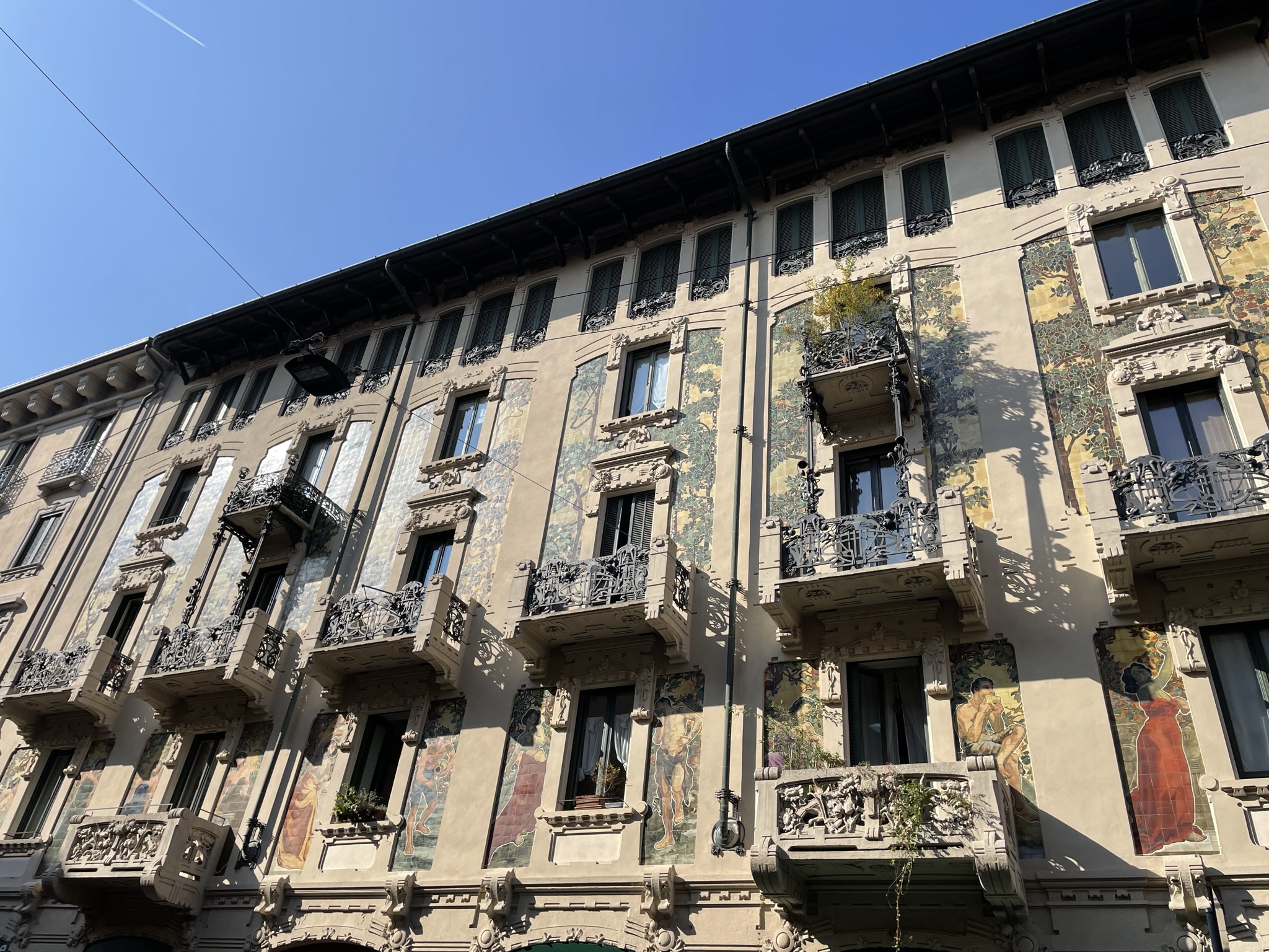 Casa Galimberti en Milán, edificio modernista con balcones de hierro y fachadas decoradas.