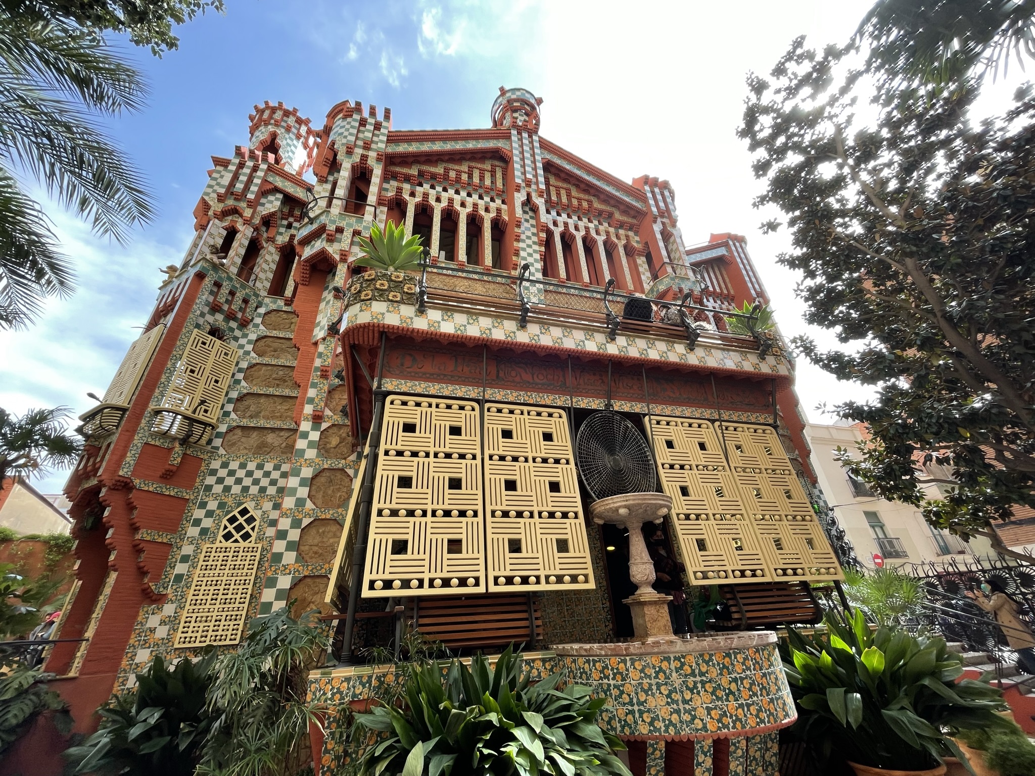 Fachada de Casa Vicens de Gaudí en Barcelona con azulejos verdes y rojos