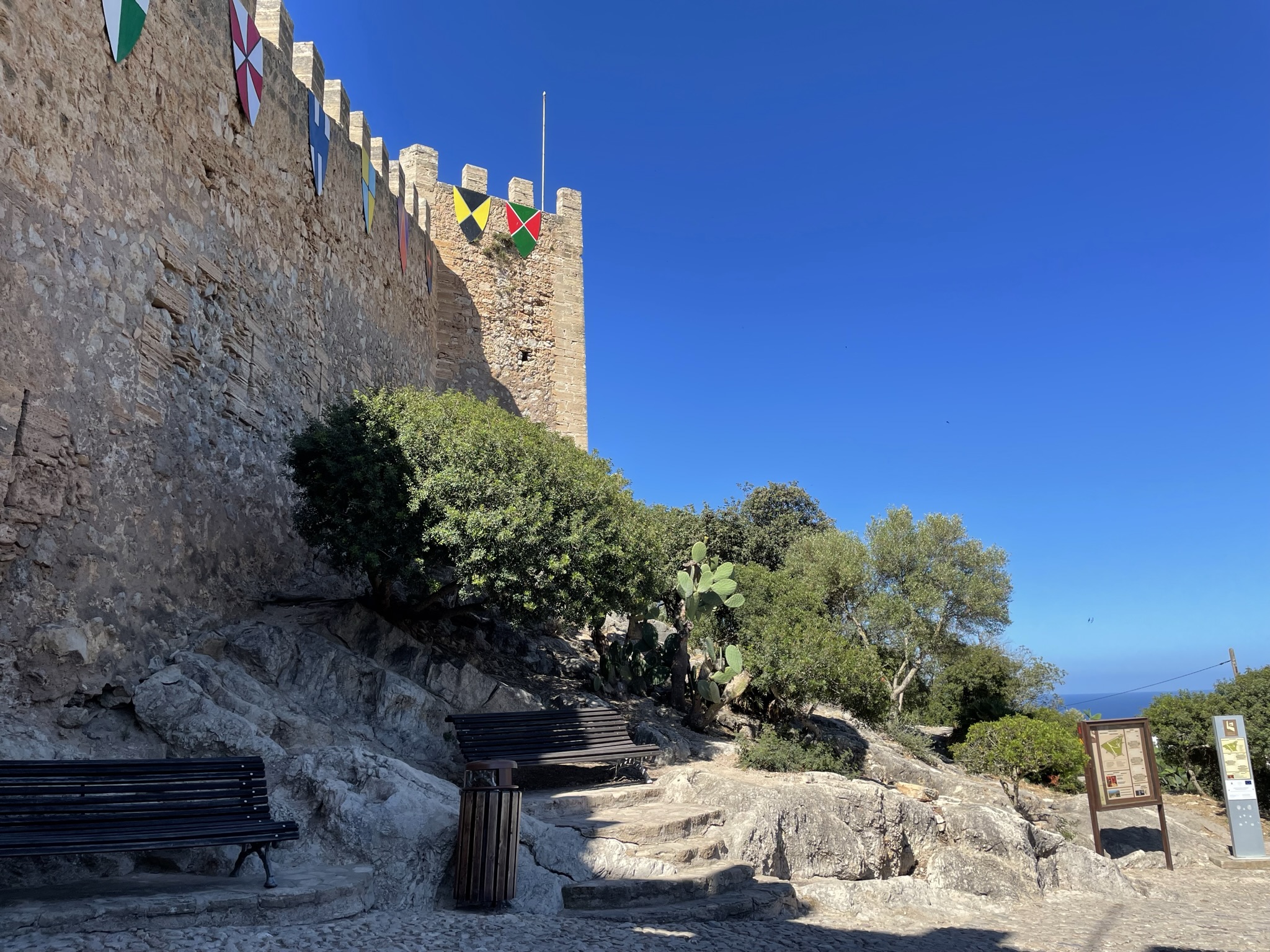 Castillo de Capdepera en Mallorca con vistas al mar
