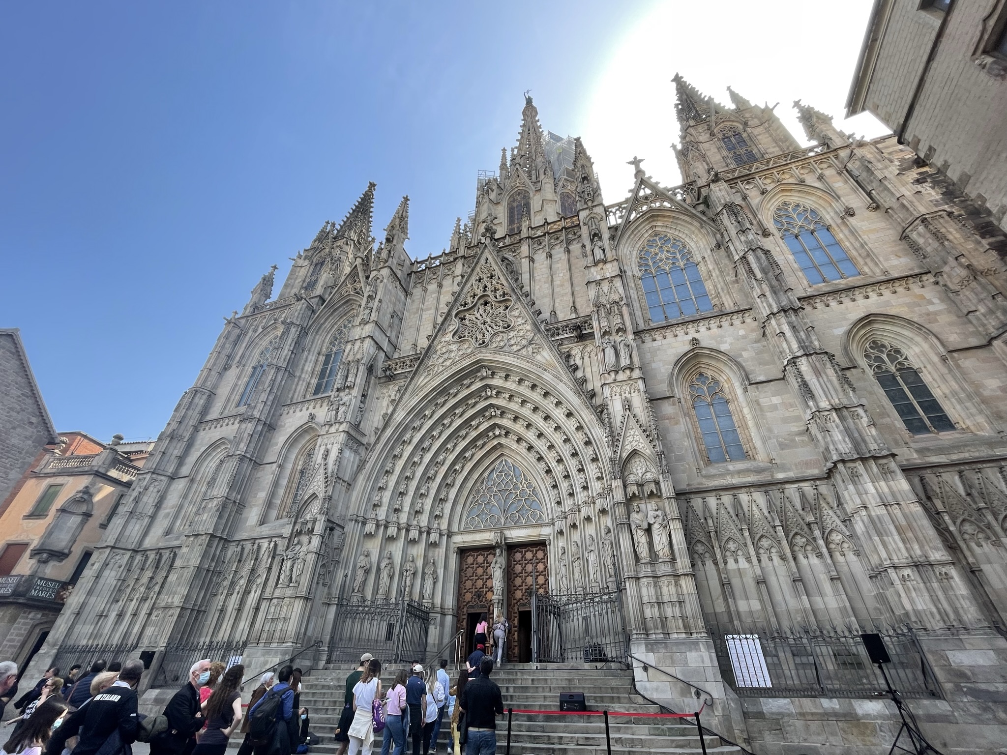 Fachada gótica de la Catedral de Barcelona en el Barrio Gótico