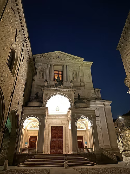 Catedral de San Alejandro iluminada de noche en la Piazza Duomo de Bérgamo Alta