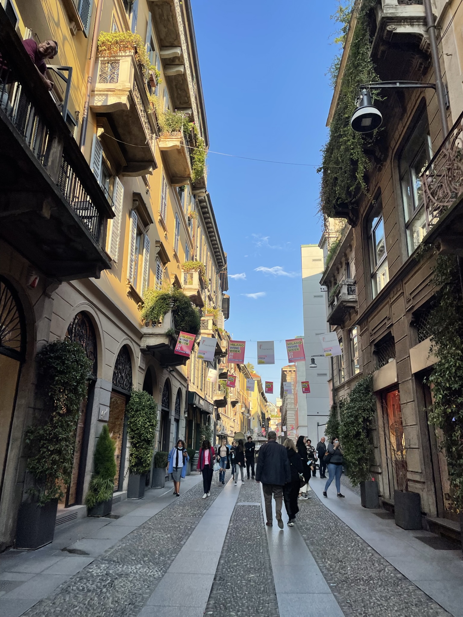 Calle del distrito de Brera en Milán con edificios elegantes, tiendas y ambiente urbano