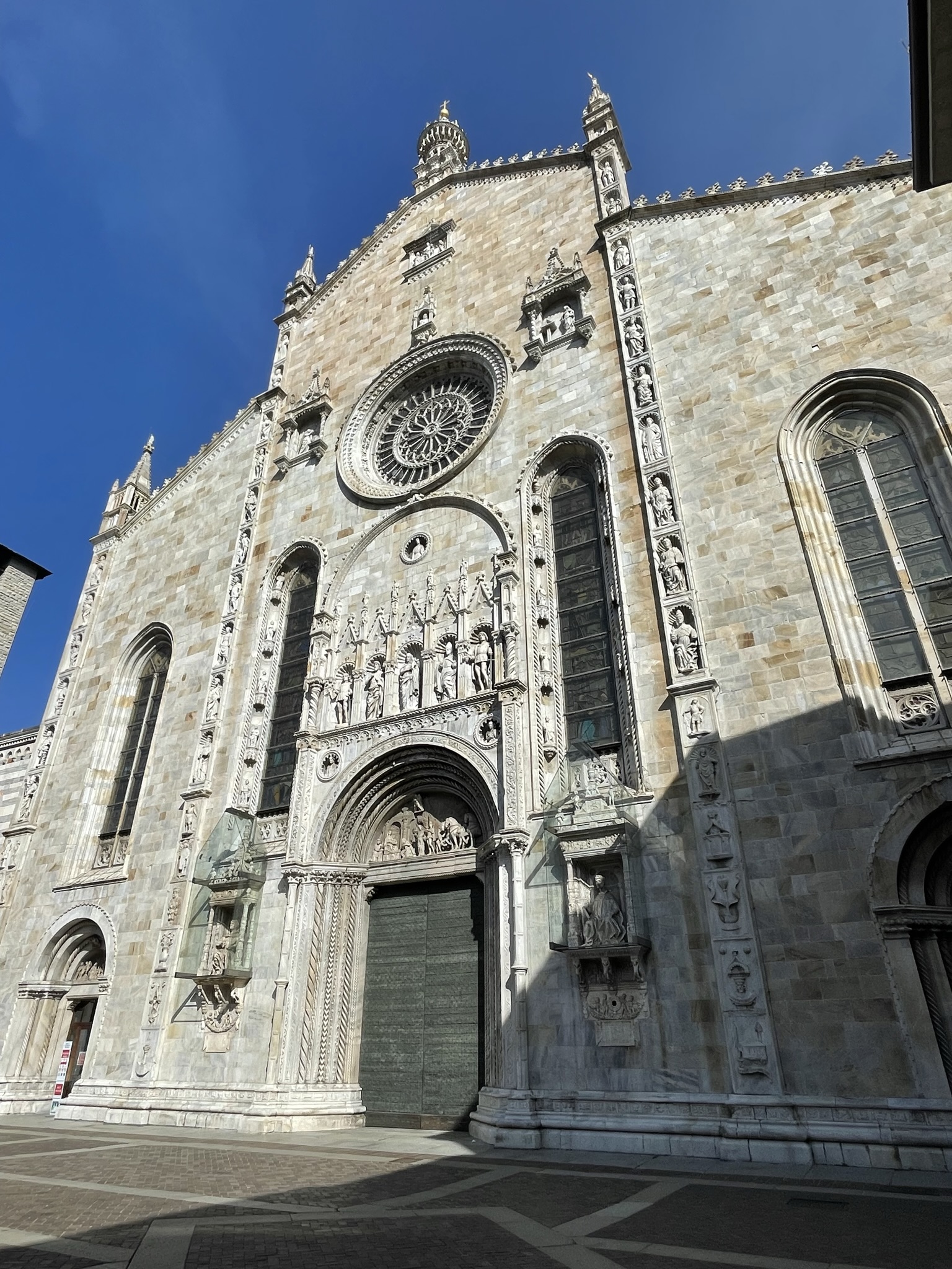 Fachada del Duomo di Como, la Catedral de Santa María Asunta, en el centro histórico de Como