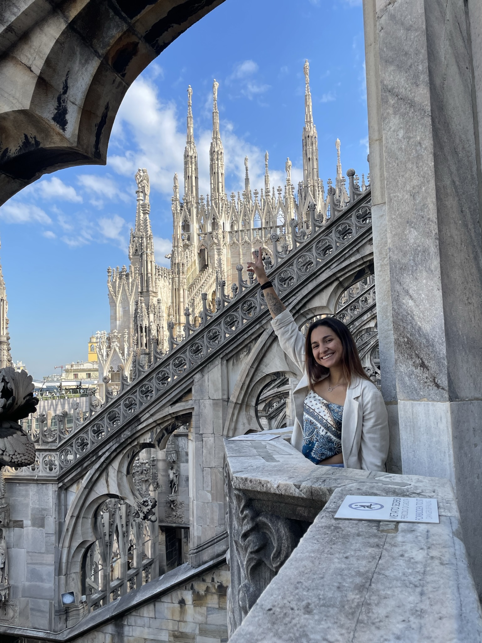 Terrazas del Duomo de Milán con vistas a las agujas y detalles góticos de la catedral