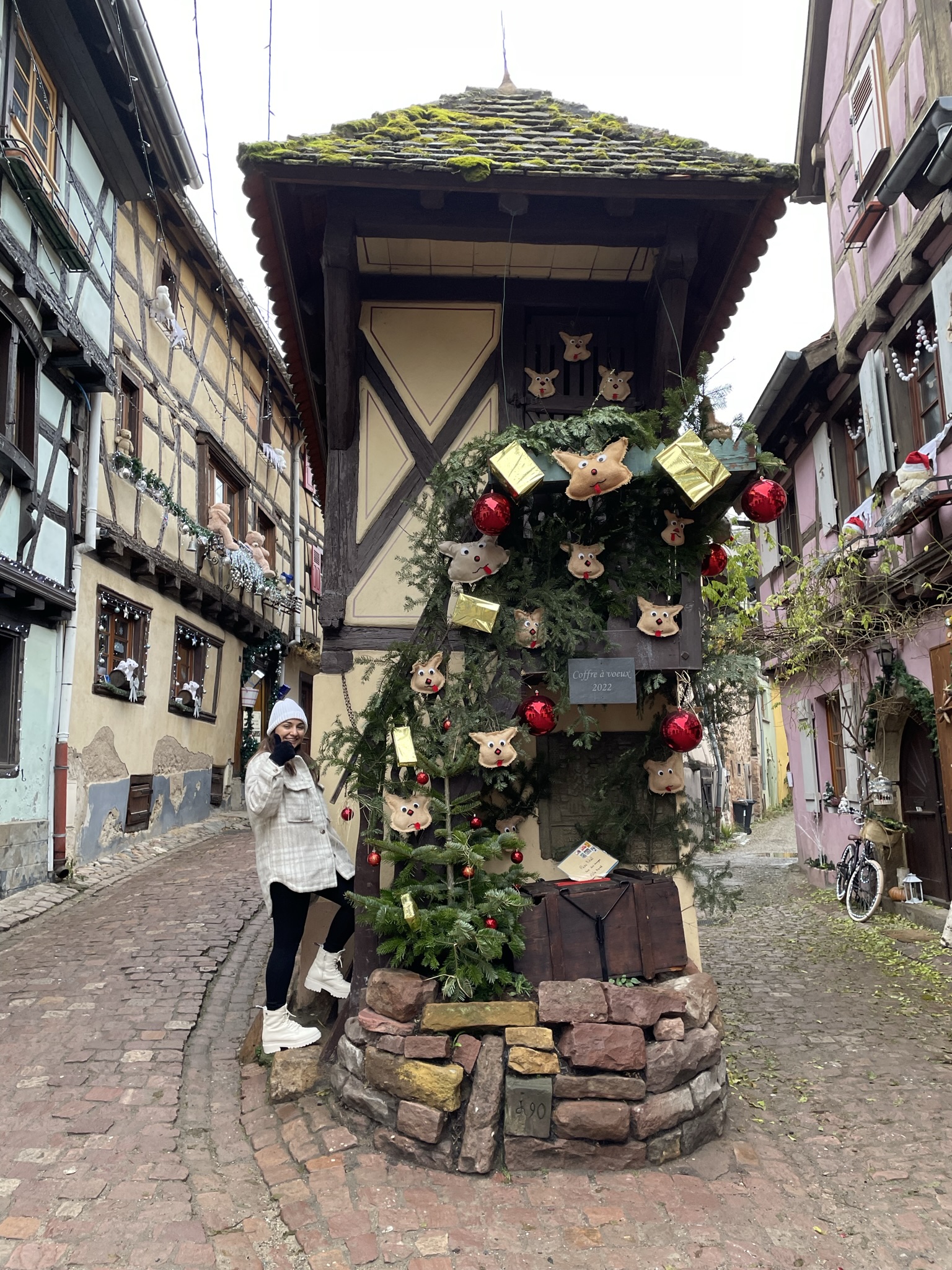 Rincón navideño en Eguisheim durante una ruta por Alsacia