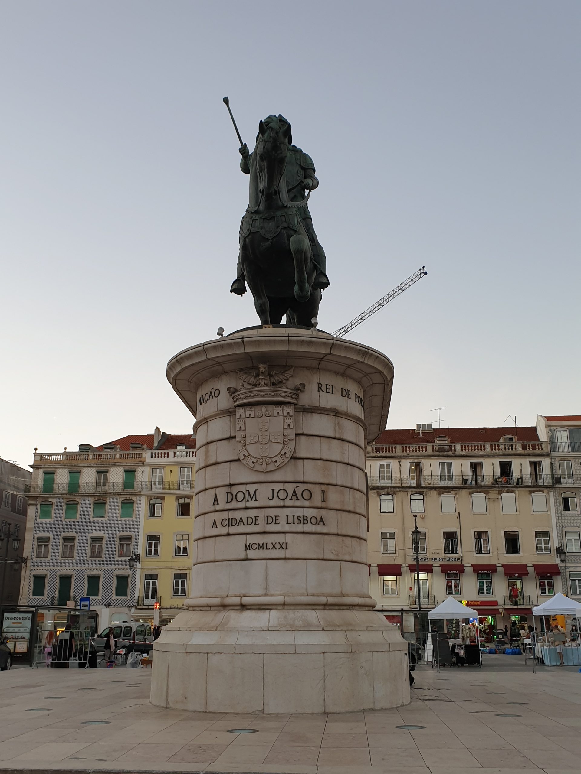 Estatua ecuestre de Dom João I en la Praça da Figueira de Lisboa