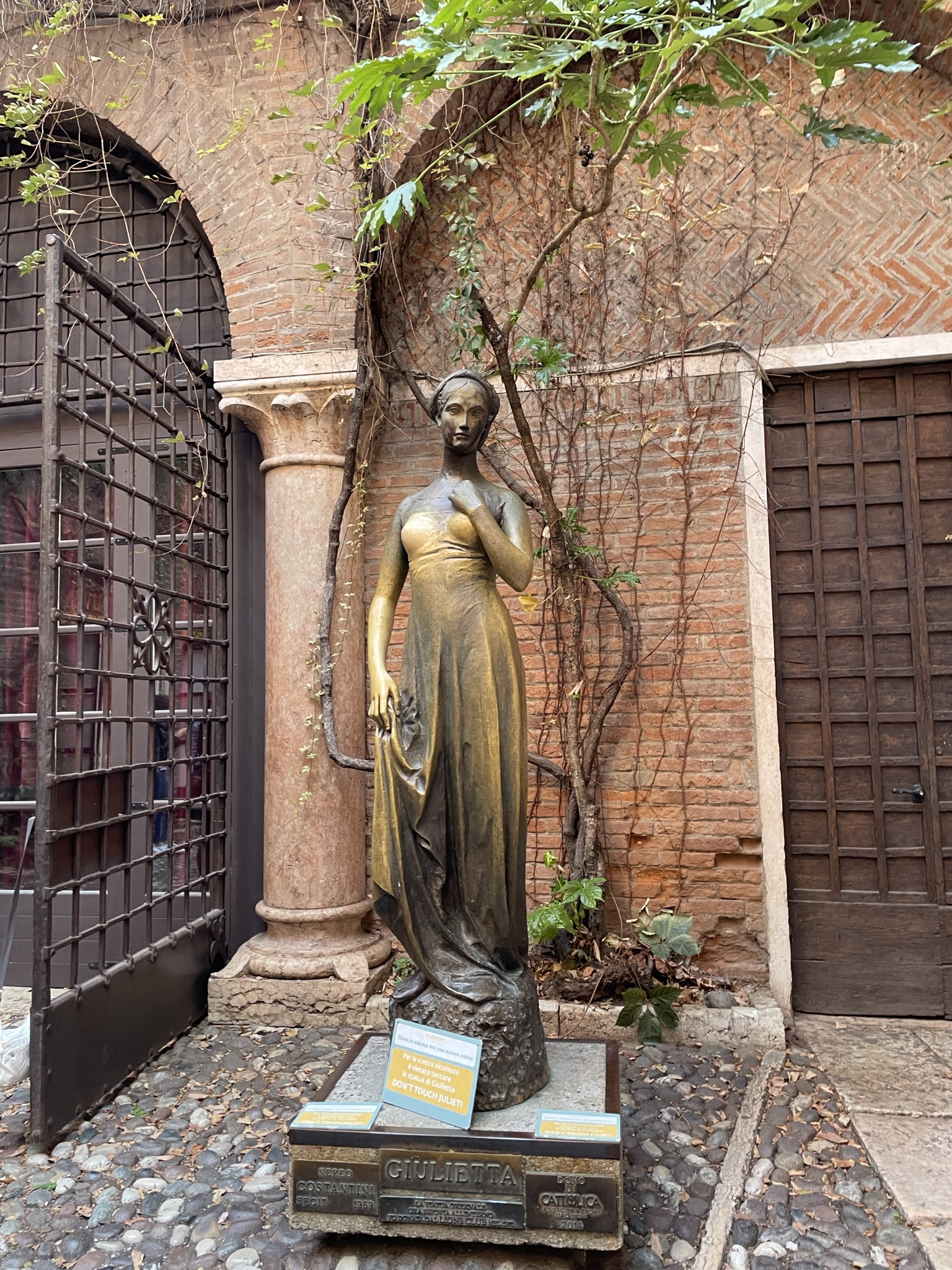 Estatua de Julieta en el patio de la Casa de Julieta de Verona.