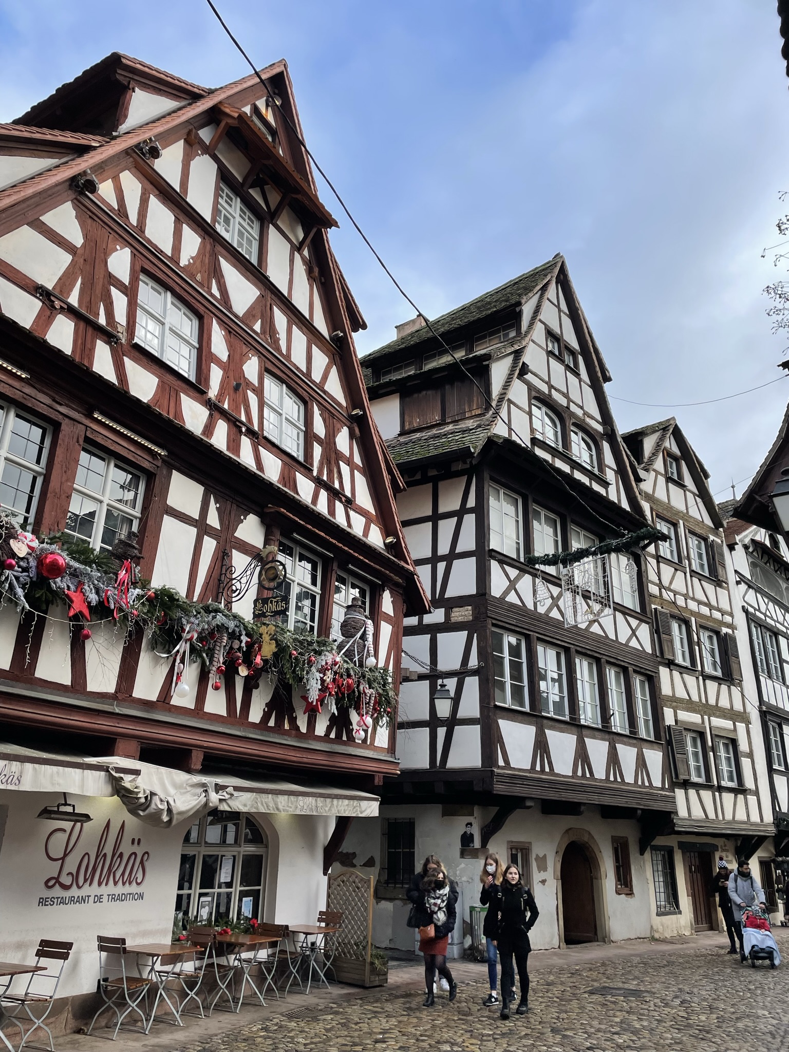 Barrio de Petite France en Estrasburgo con casas alsacianas y canales