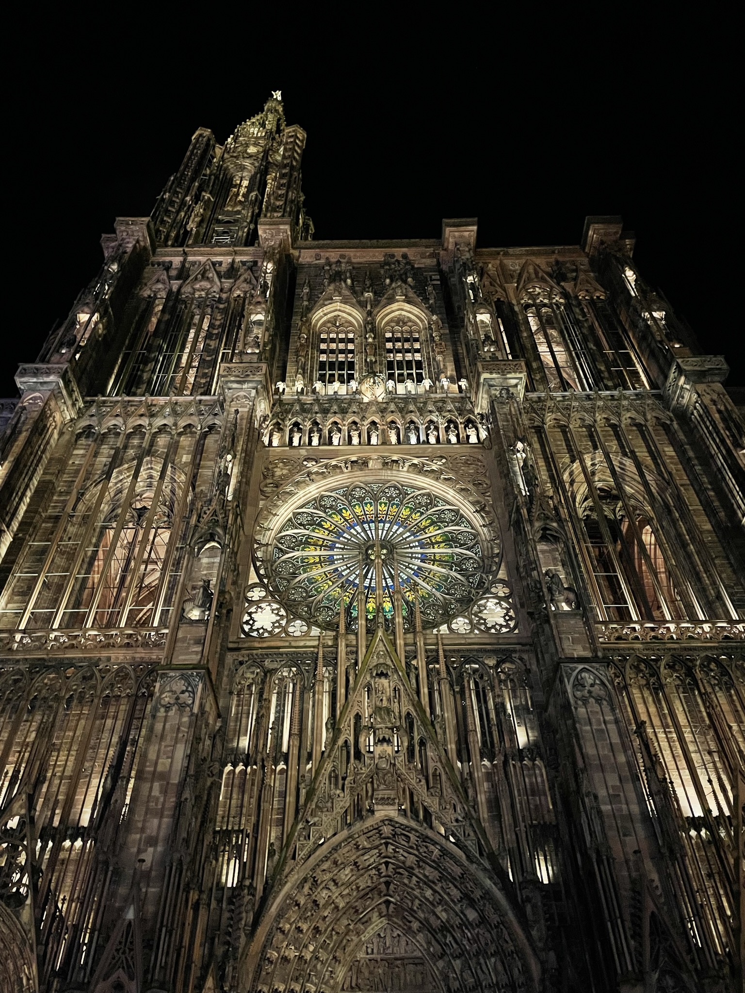 Fachada iluminada de la Catedral de Estrasburgo de noche