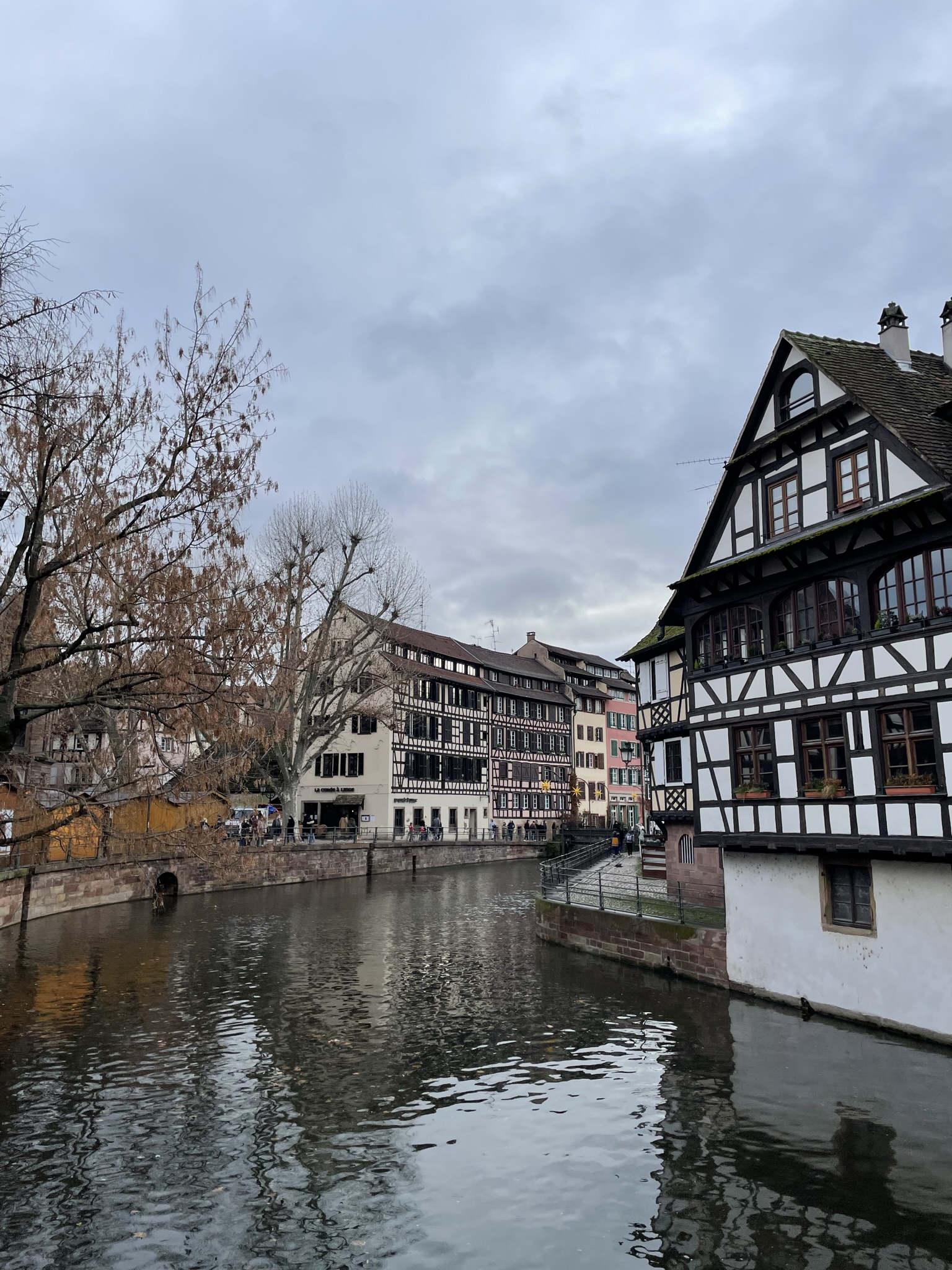 Casas tradicionales junto al canal en el centro histórico de Estrasburgo