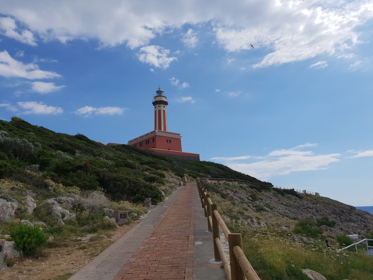 Camino hacia el Faro de Punta Carena en Anacapri con paisaje costero