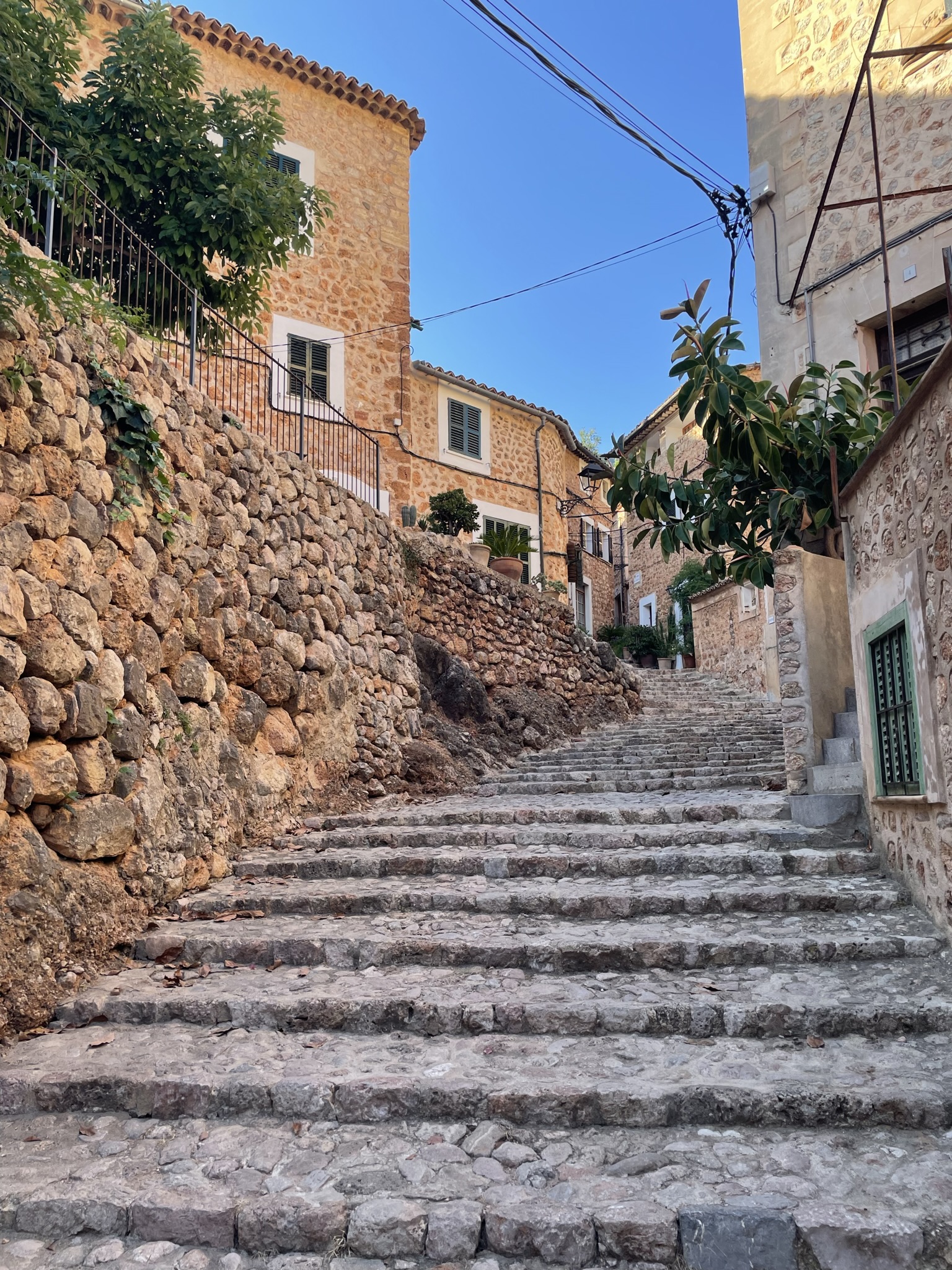 Fornalutx calle de piedra en uno de los pueblos más bonitos de Mallorca