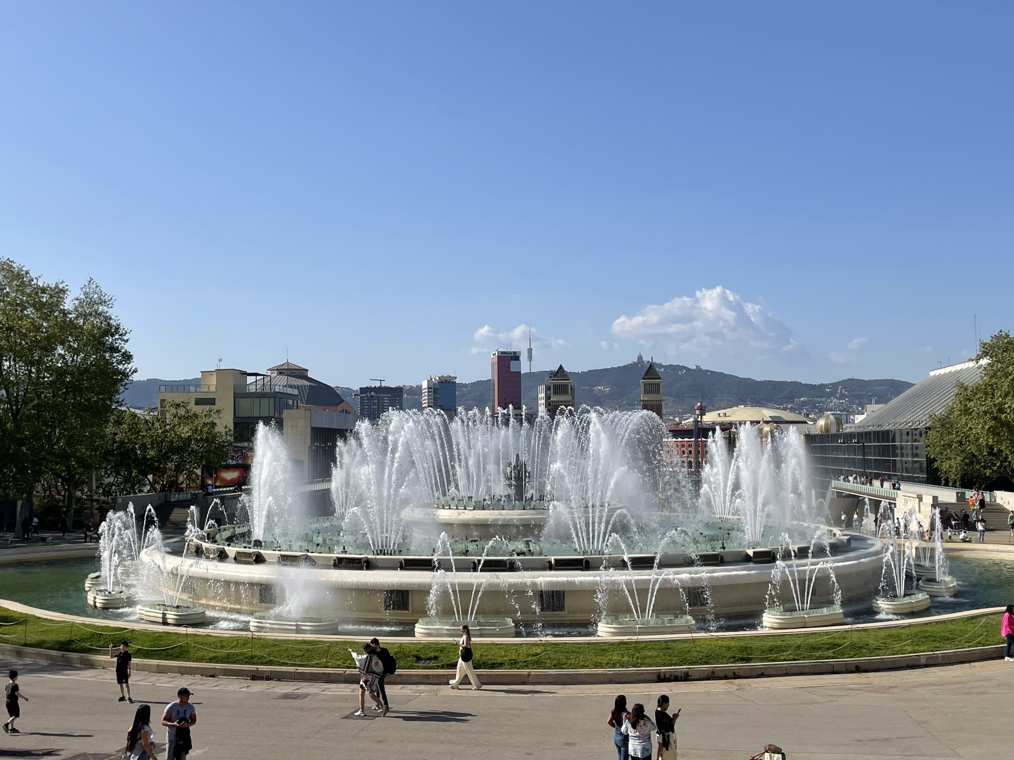 Fuente Mágica de Montjuïc en funcionamiento con vistas hacia Plaza España en Barcelona