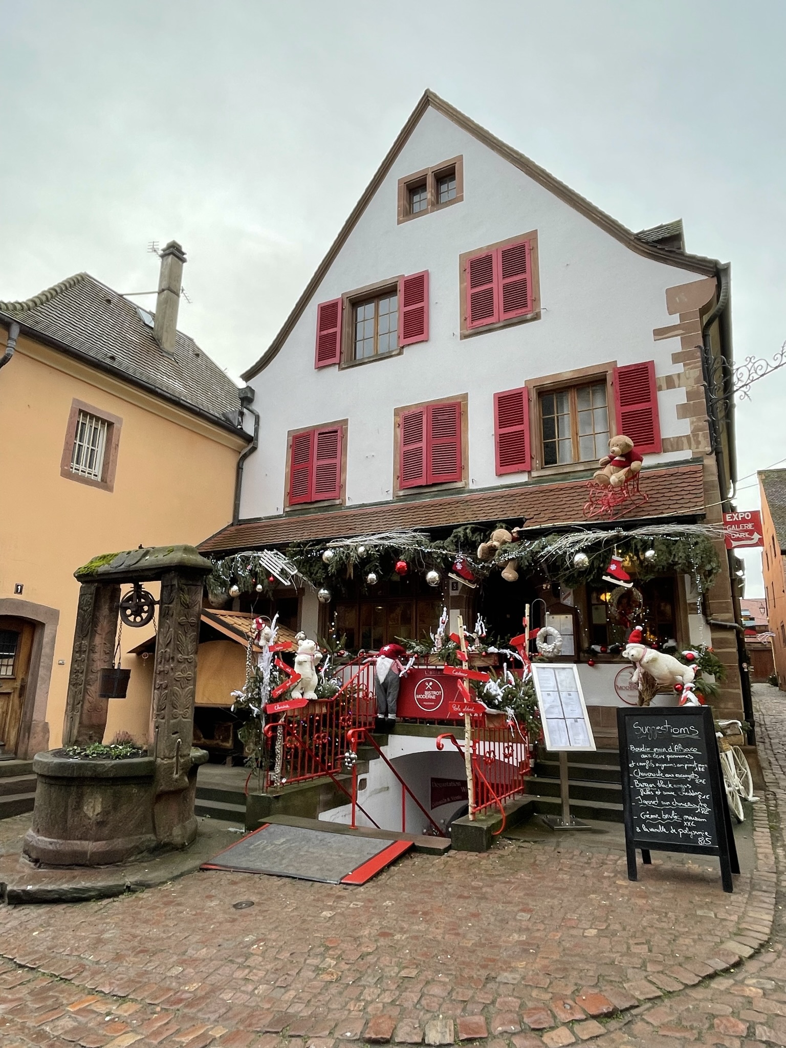 Casa tradicional decorada de Navidad en Kaysersberg, uno de los pueblos más bonitos de Alsacia