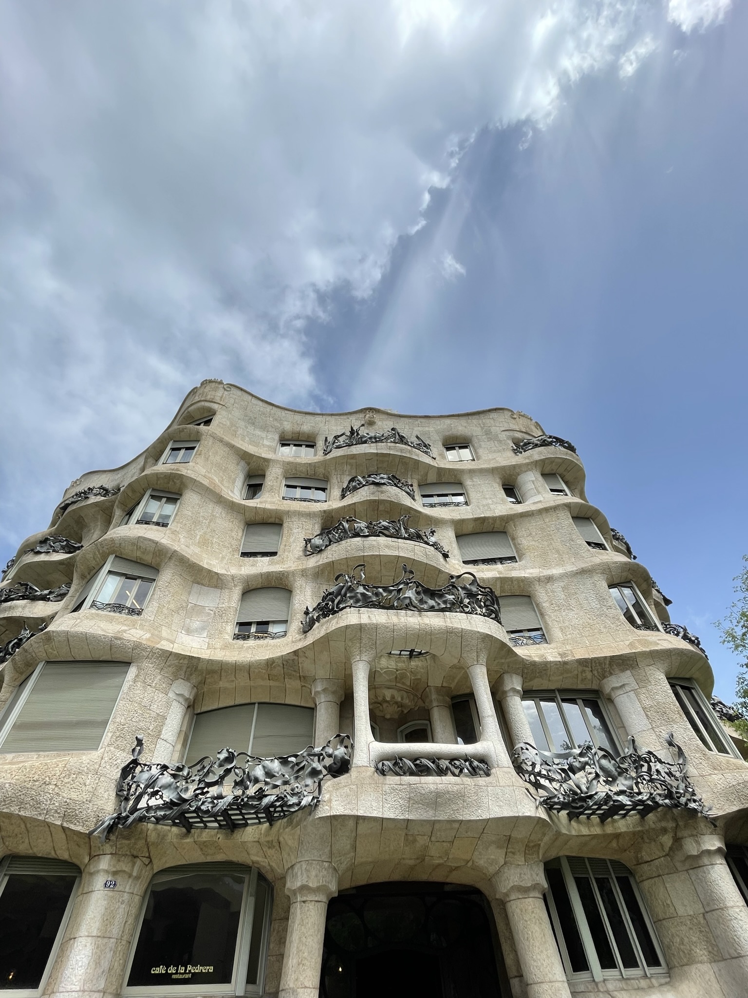 Fachada ondulada de La Pedrera Casa Milà de Gaudí en Barcelona