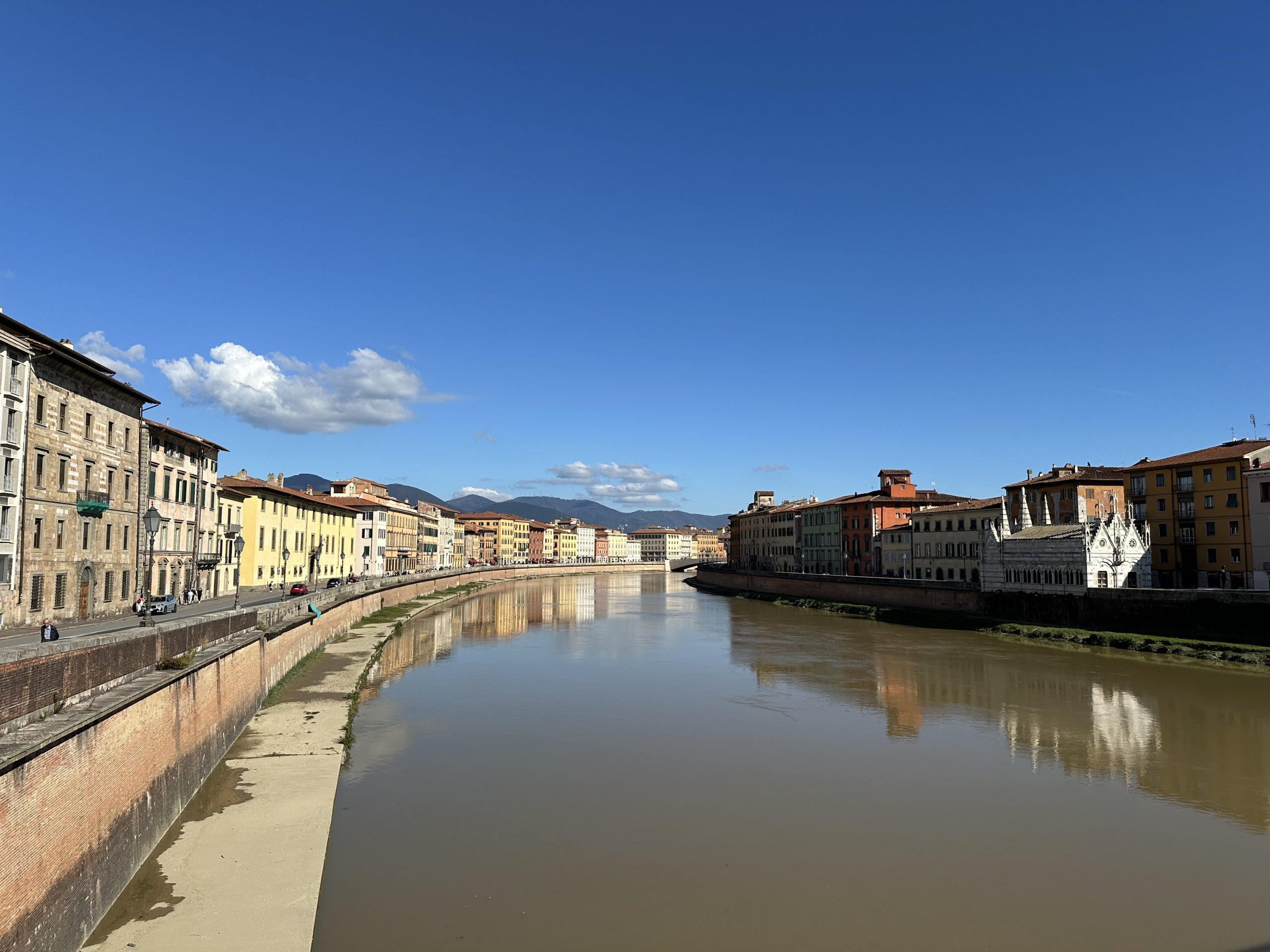 Lungarno de Pisa con la Chiesa di Santa Maria della Spina junto al río Arno.