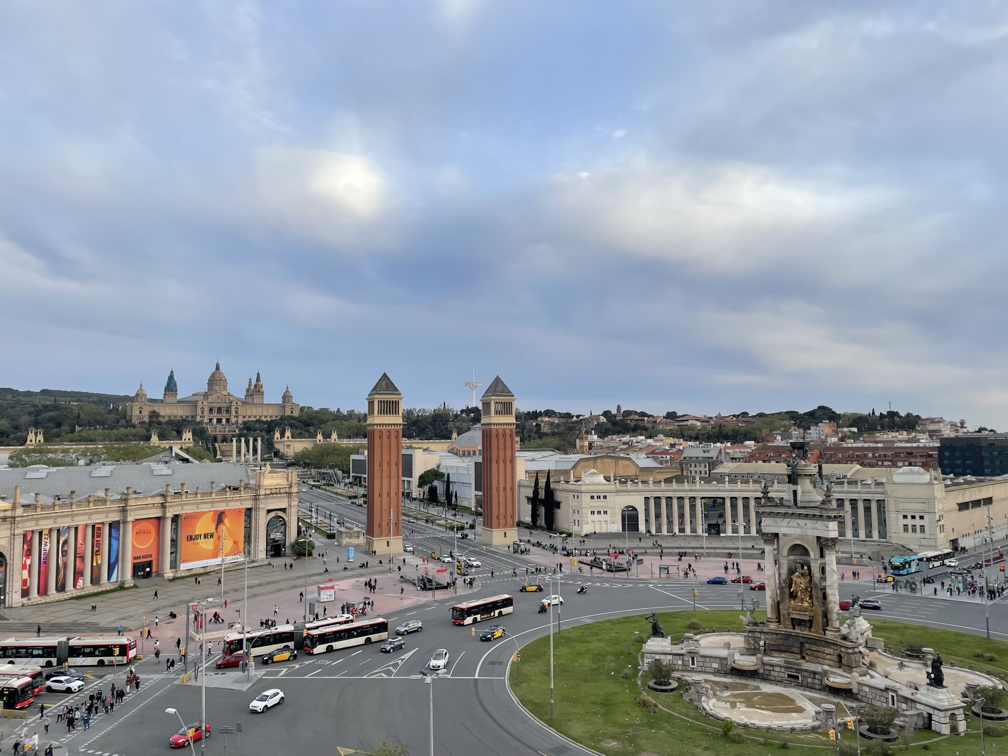 Vistas de Plaza España desde el mirador de Arenas de Barcelona con Montjuïc al fondo