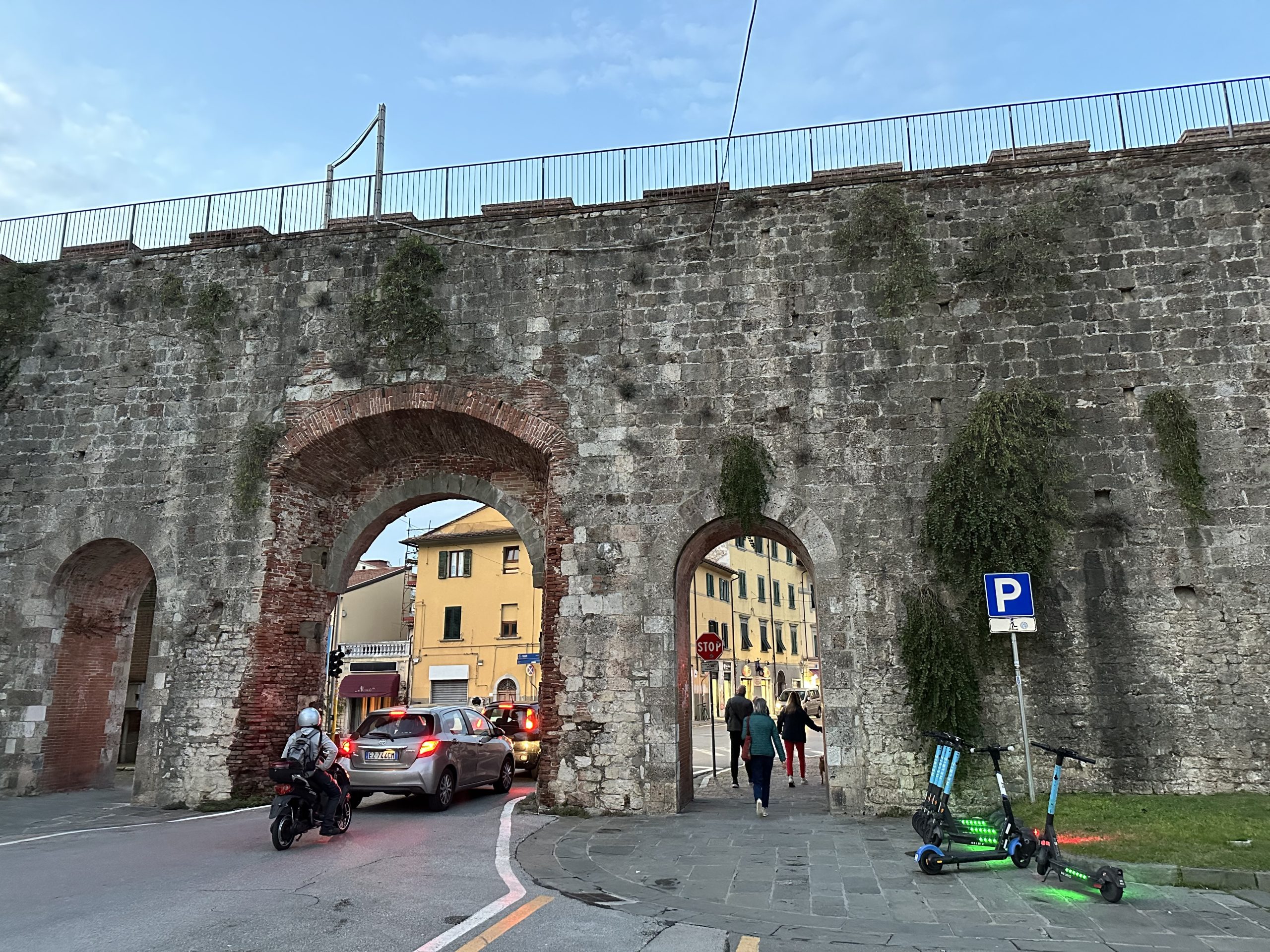 Porta a Lucca en las murallas medievales de Pisa, uno de los accesos históricos a la ciudad.
