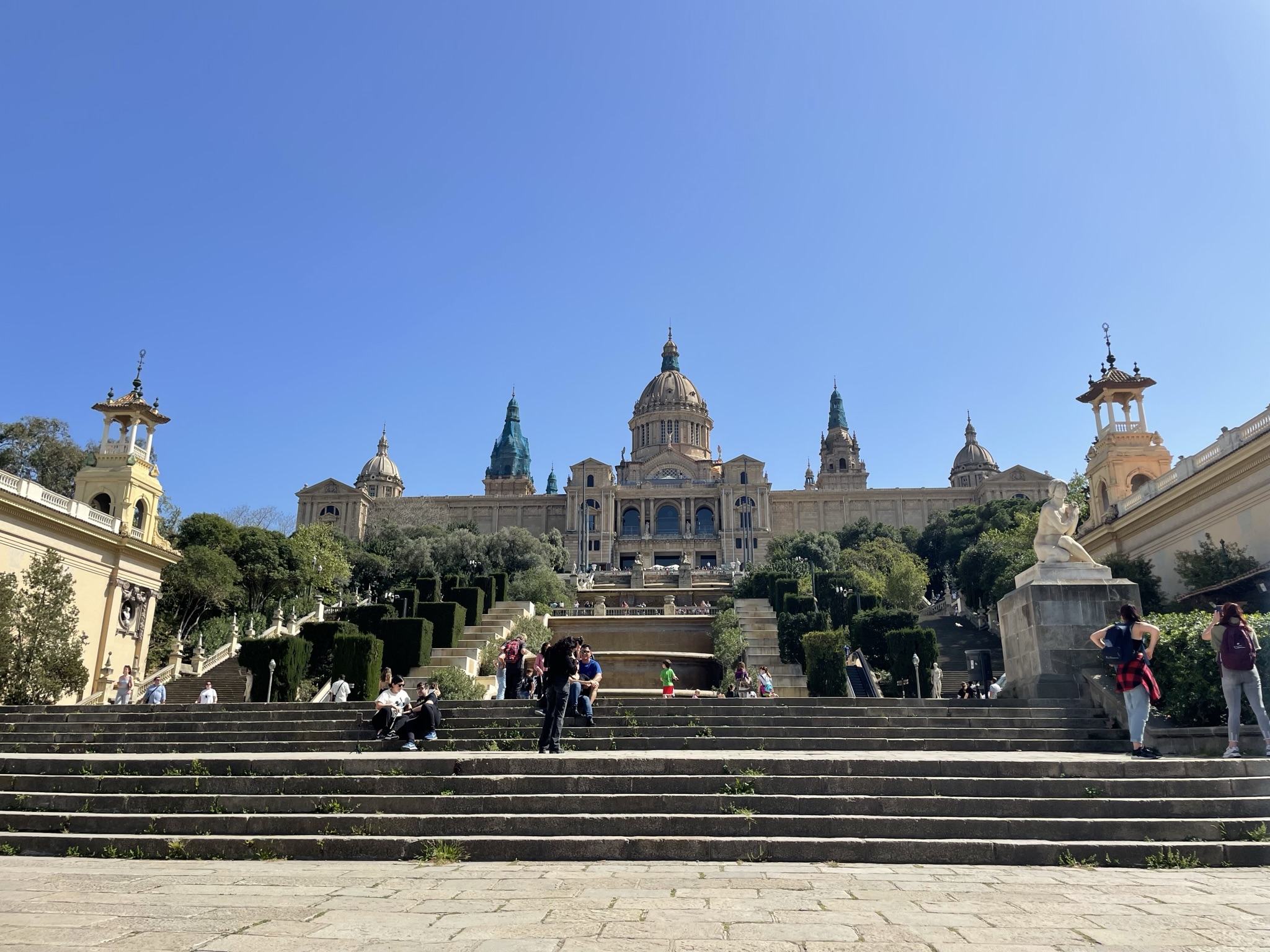 Museo Nacional de Arte de Cataluña en Montjuïc con escalinatas y jardines