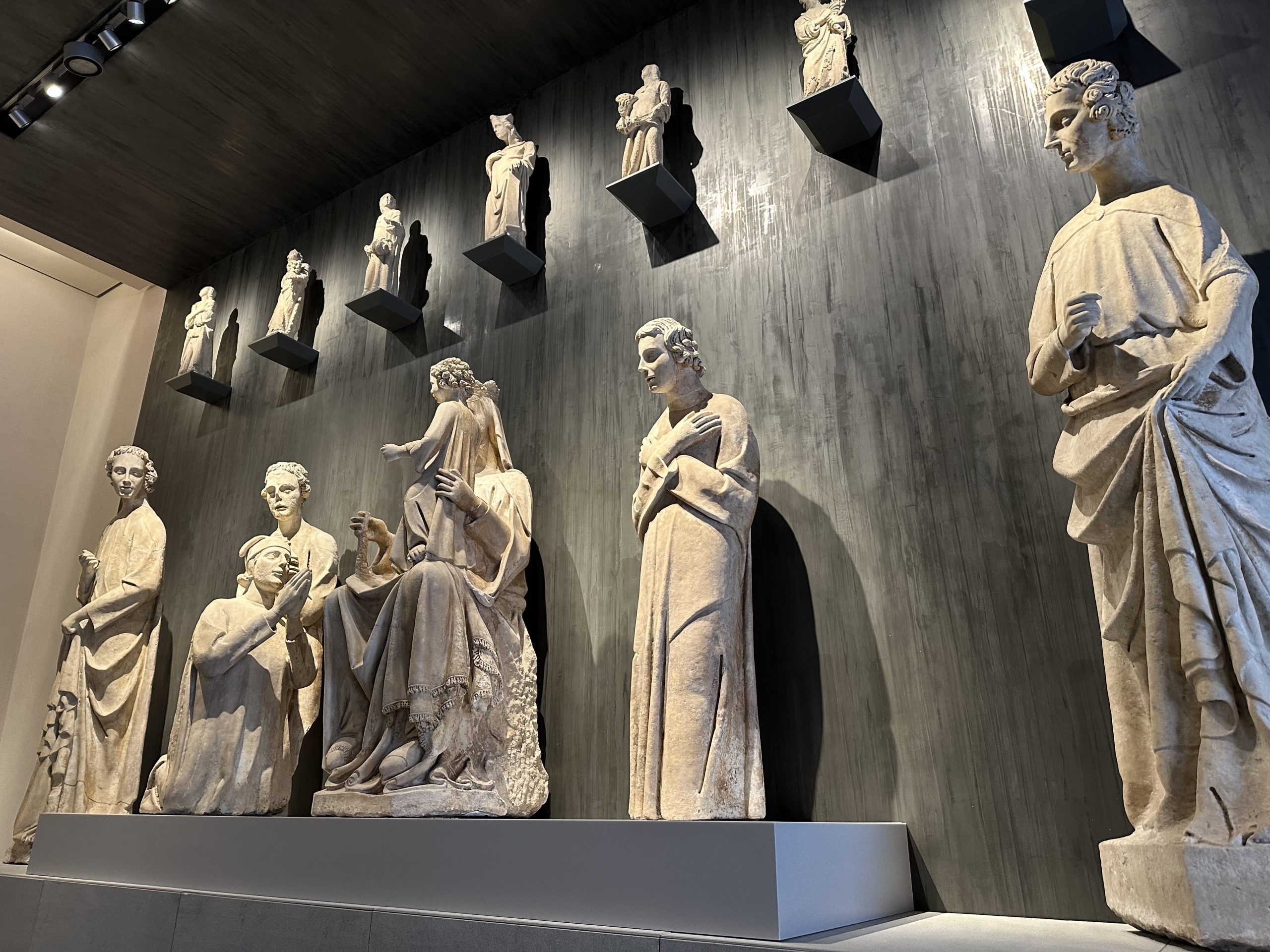 Esculturas originales expuestas en el Museo dell’Opera del Duomo de Pisa, junto a la Piazza dei Miracoli.