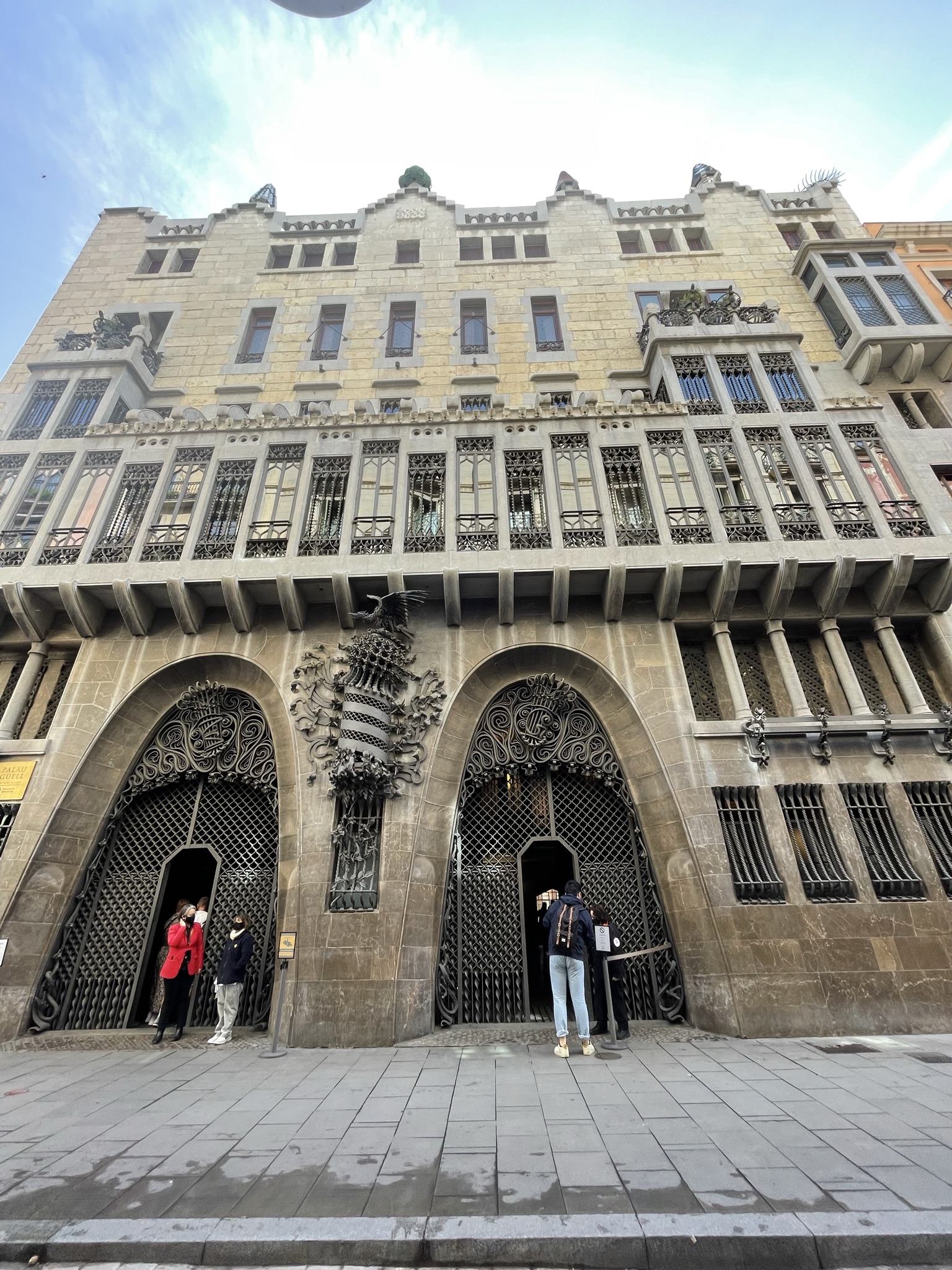 Fachada del Palacio Güell de Gaudí en Barcelona con puertas de hierro modernistas