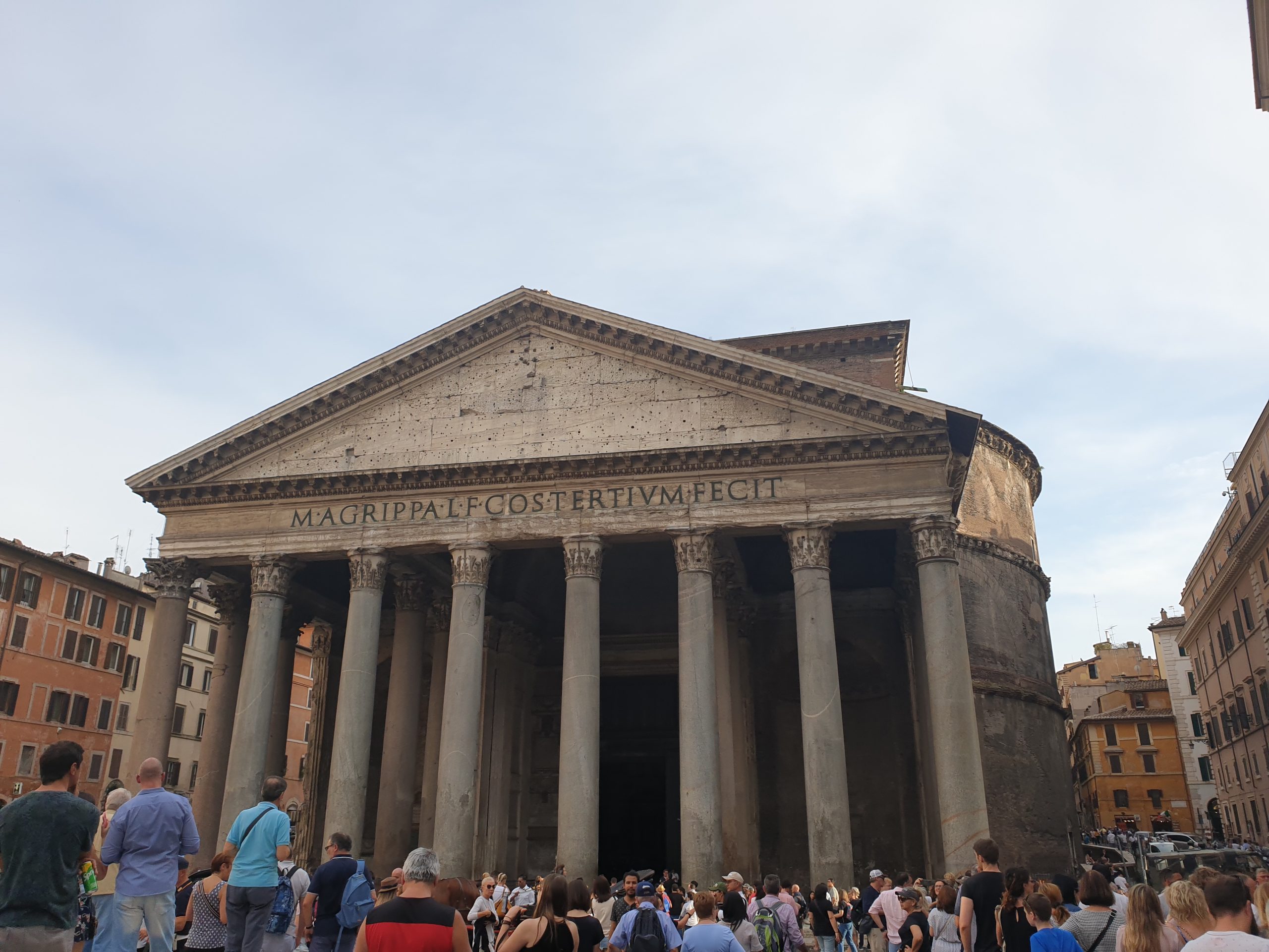 Fachada del Panteón de Roma con sus columnas clásicas y visitantes en la plaza.