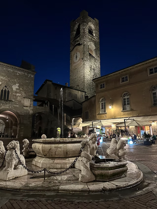 Piazza Vecchia de Bérgamo iluminada de noche con la Fontana Contarini y el Campanone al fondoPiazza Vecchia de Bérgamo iluminada de noche con la Fontana Contarini y el Campanone al fondo