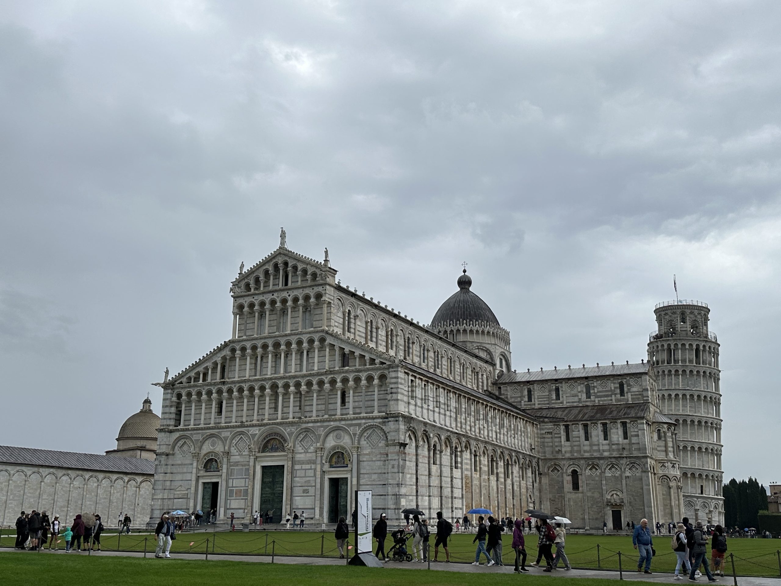 Piazza dei Miracoli en Pisa con la Catedral, el Baptisterio y la Torre Inclinada.