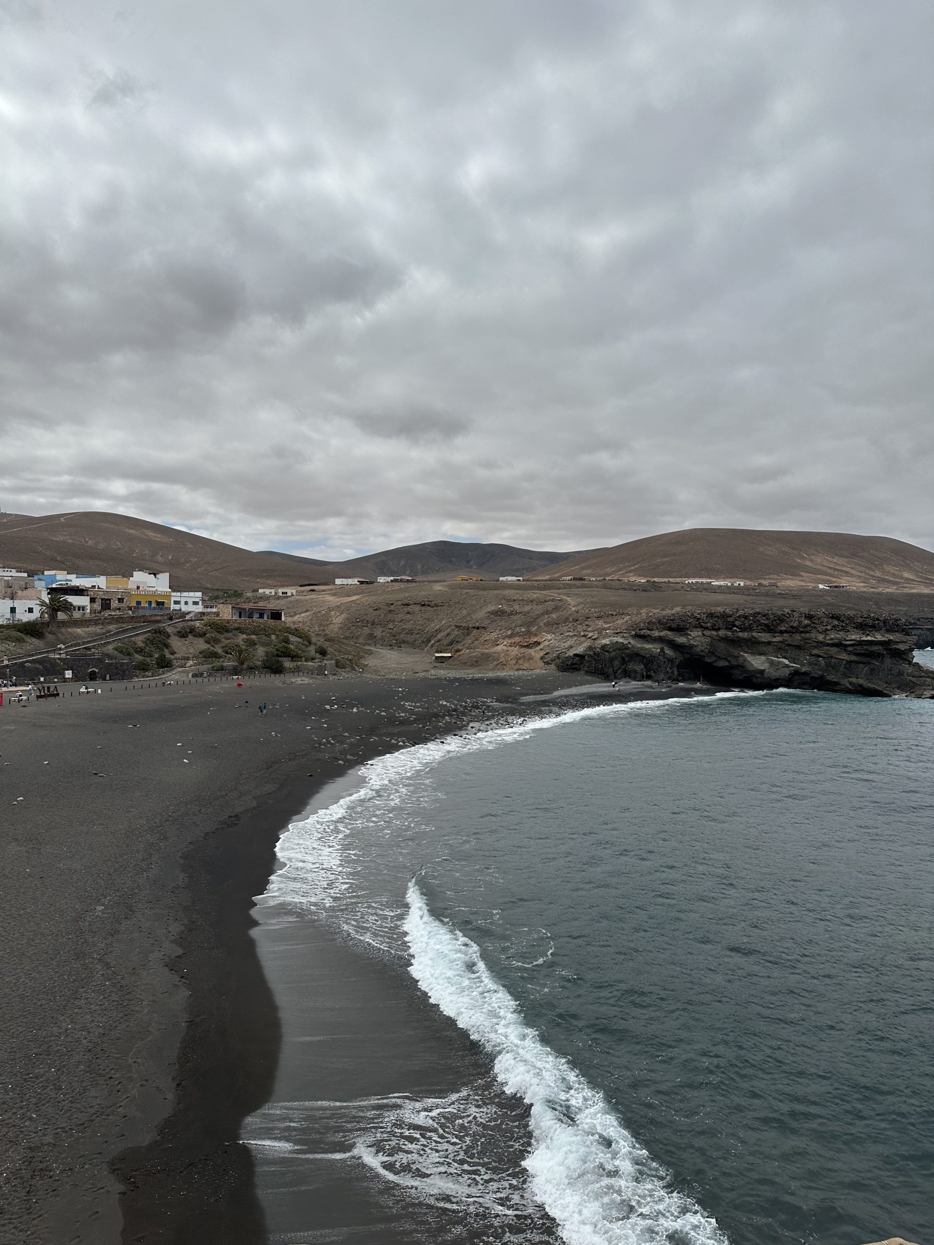 Playa de Ajuy en Fuerteventura, playa de arena negra volcánica junto al océano Atlántico