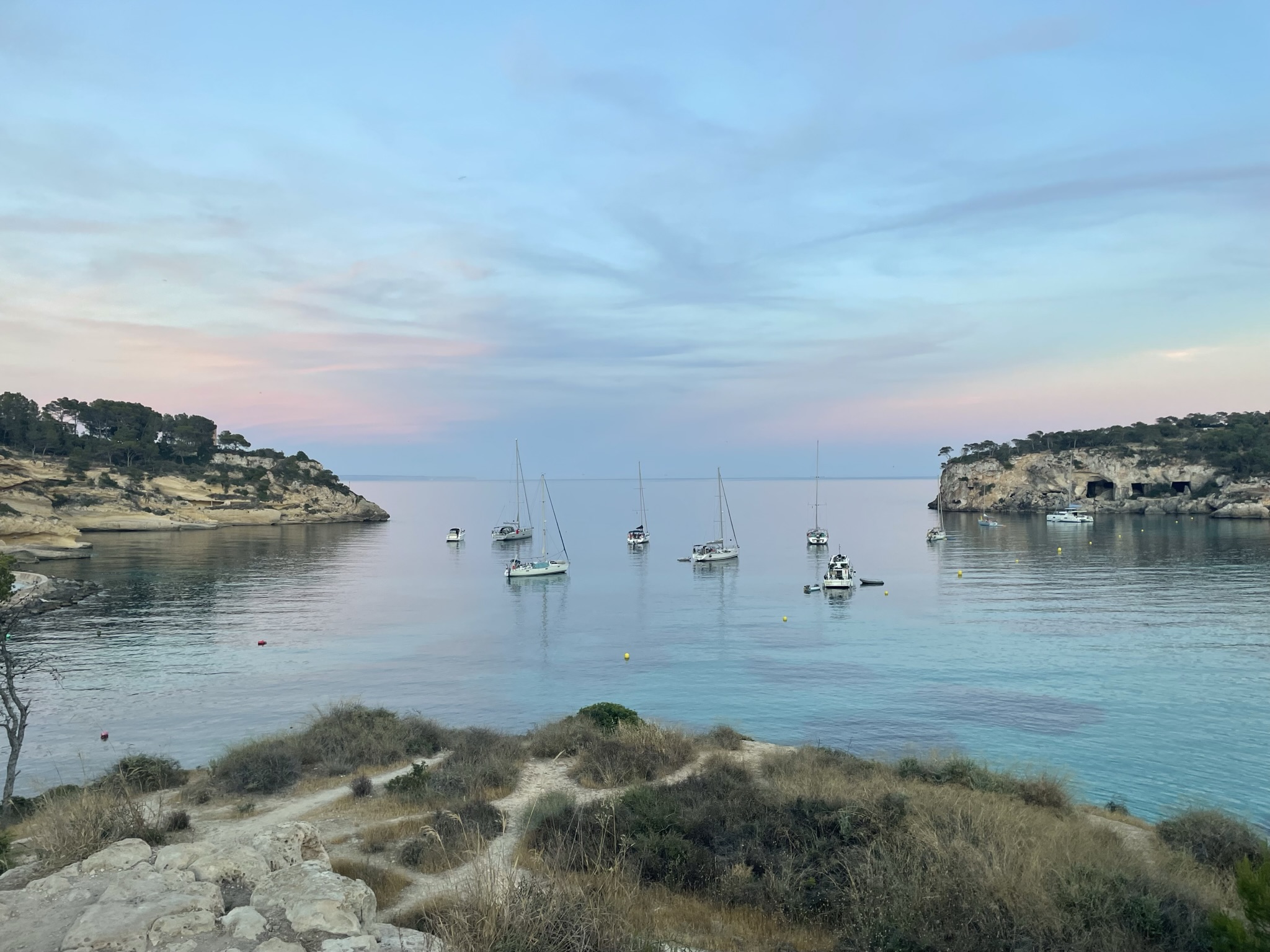 Playa del Mago mirador en Mallorca con barcos y agua turquesa