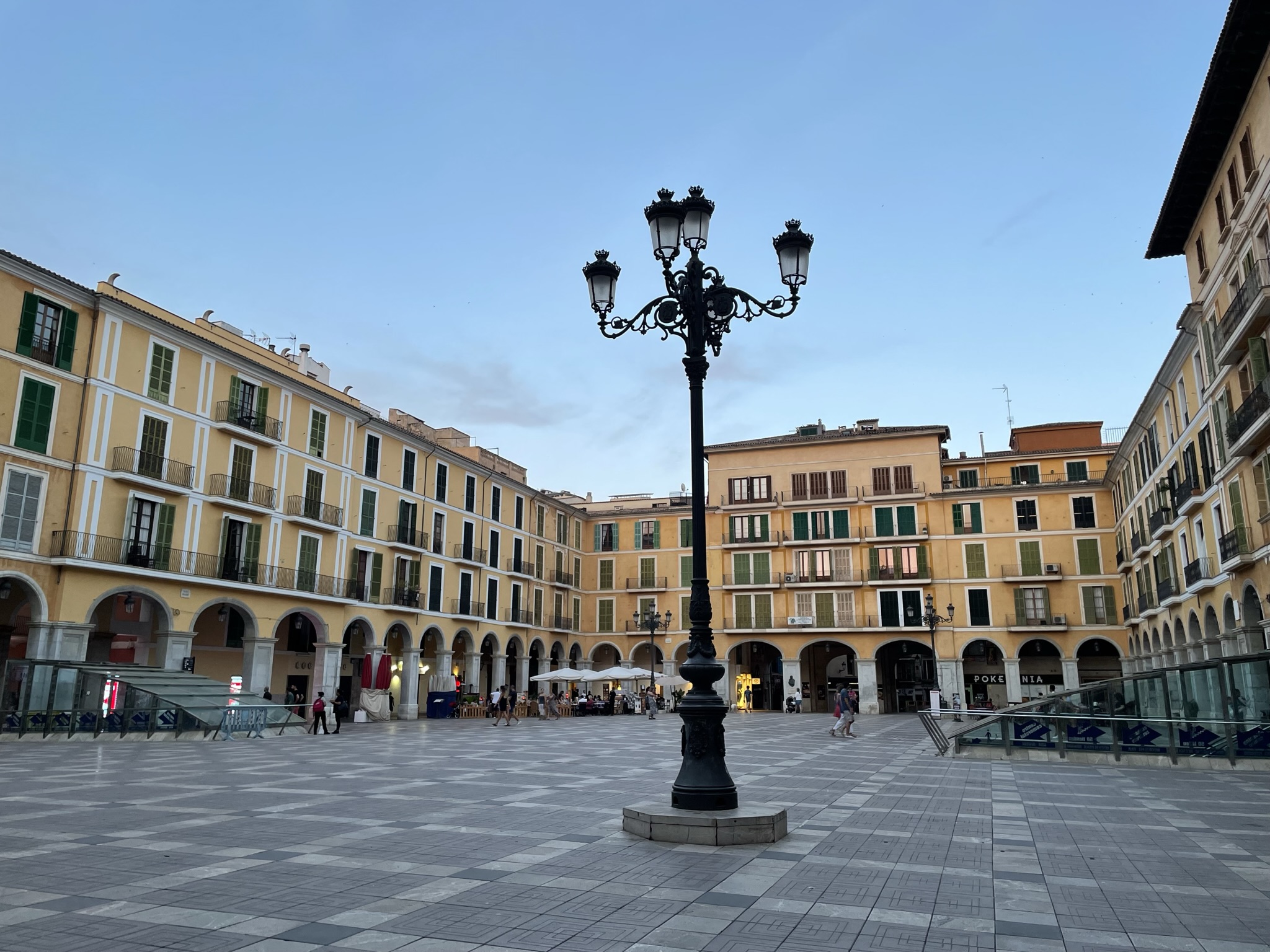 Plaza Mayor de Palma de Mallorca con soportales y edificios amarillos