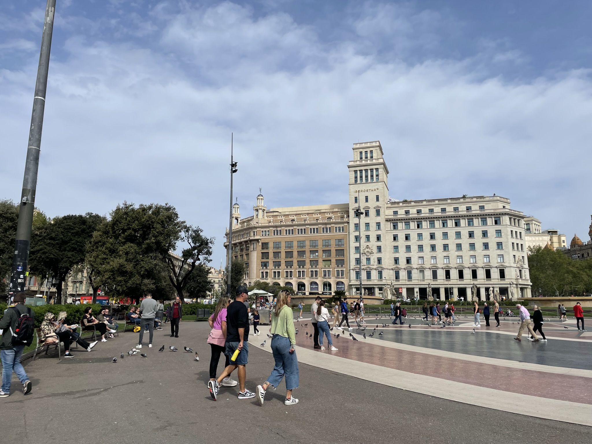 Plaza de Cataluña en Barcelona con ambiente urbano y edificios históricos
