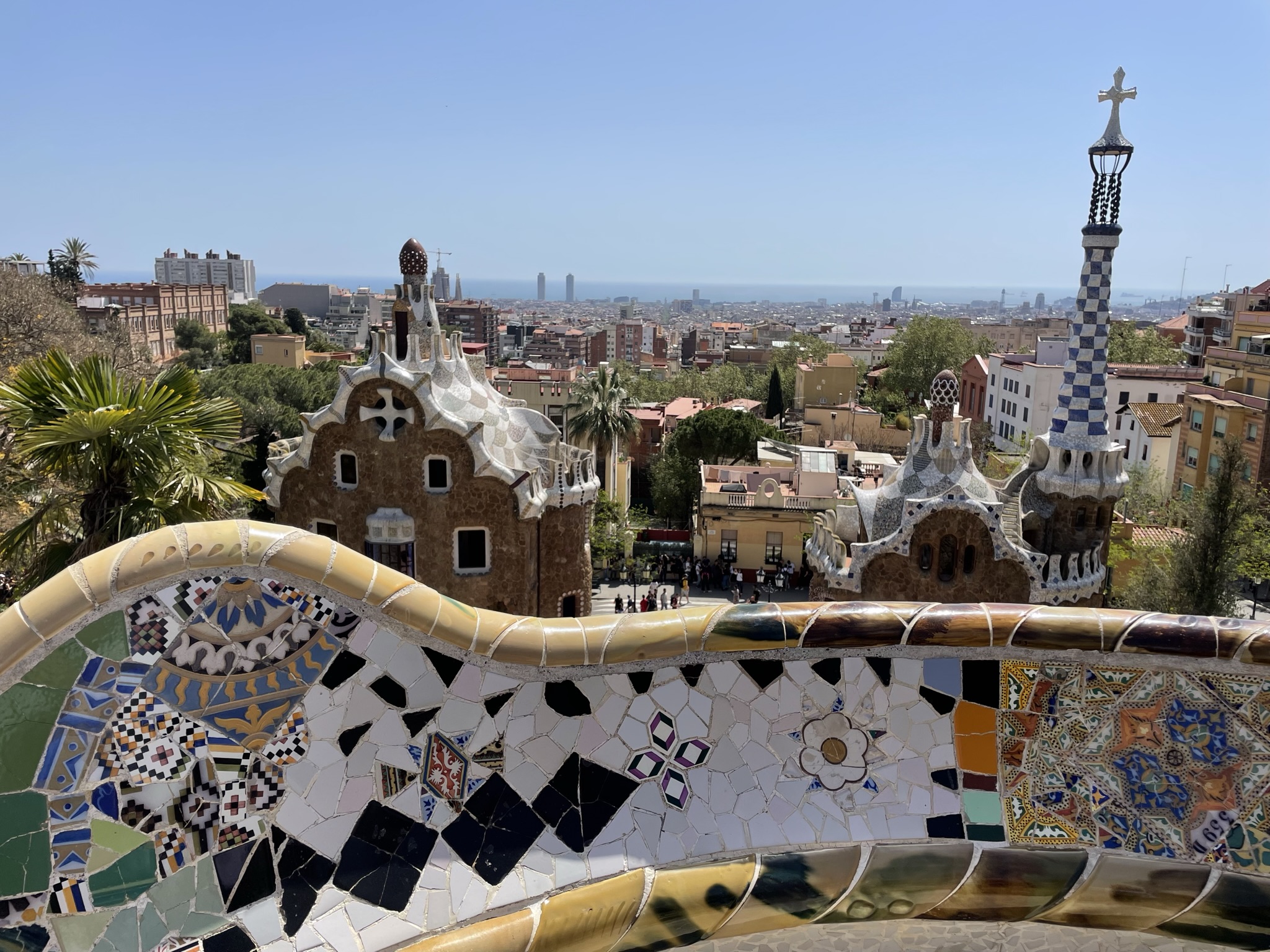 Plaza de la Naturaleza del Parque Güell con mosaicos y vistas de Barcelona